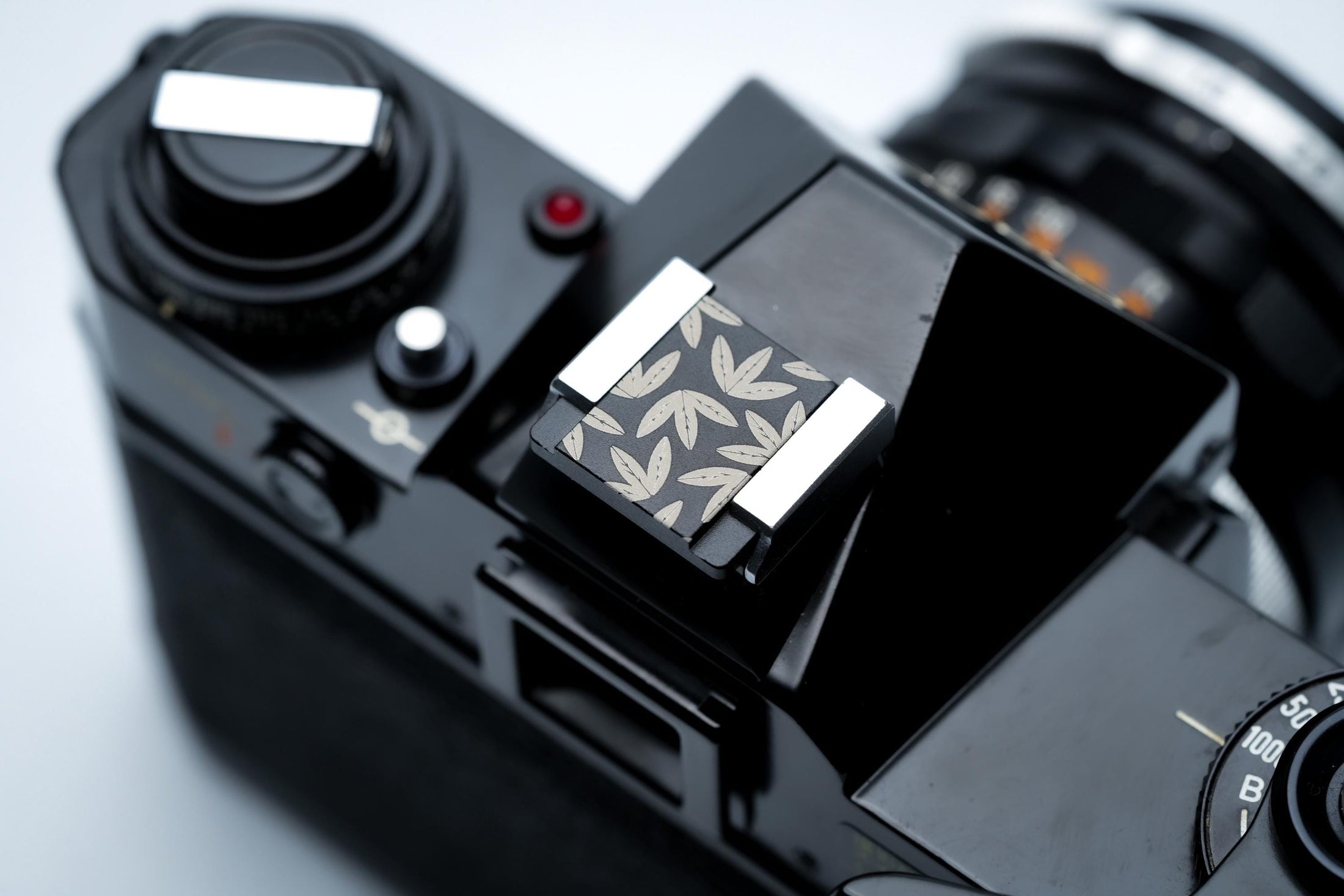 Lasergegraveerde bladeren hotshoe cover – zwart aluminium sierkap voor Fujifilm X100VI, Minolta & andere camera’s