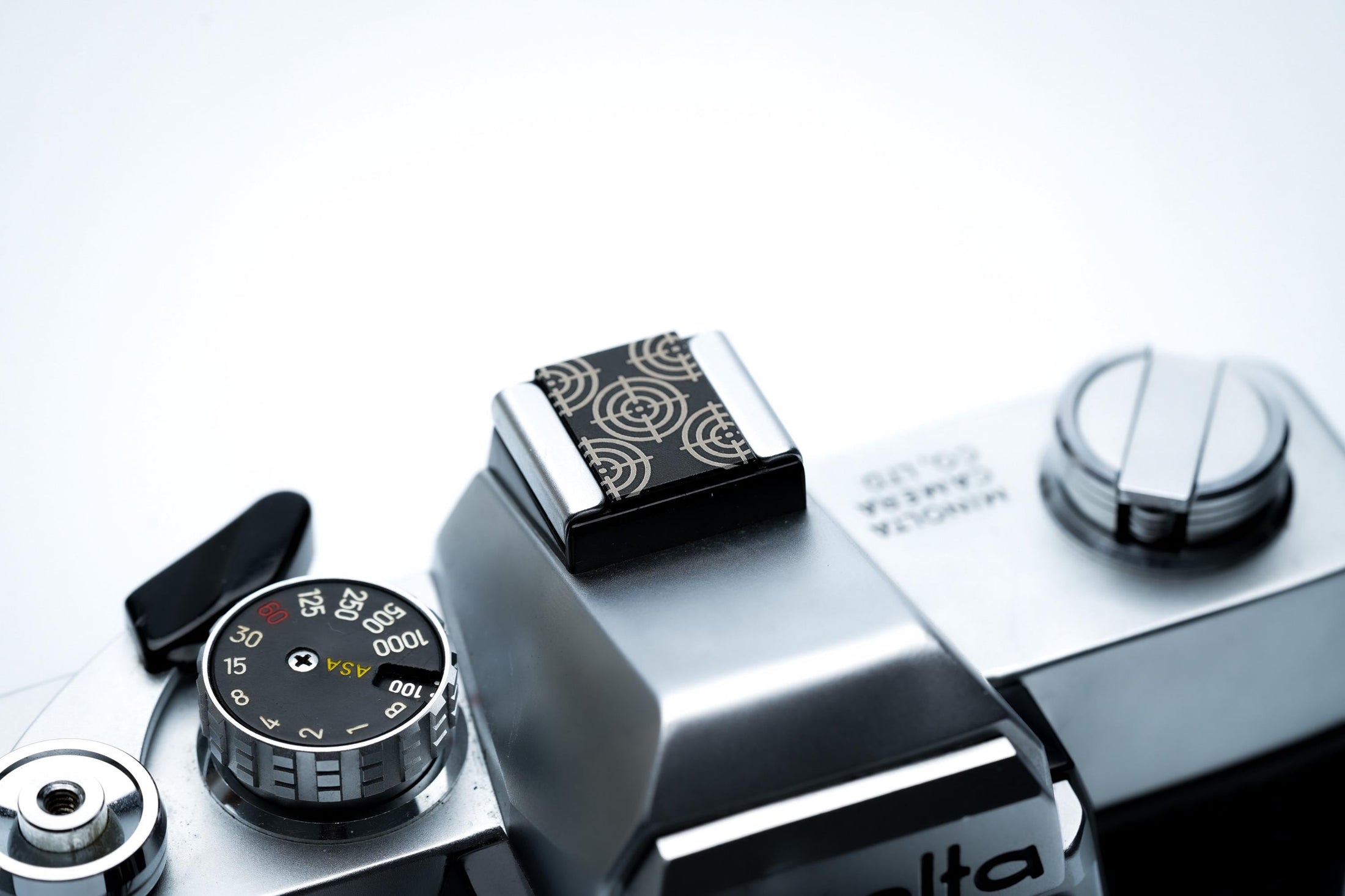 Hotshoe cover met target patroon – lasergegraveerd vizier design in zwart aluminium – camera accessoire voor Fujifilm X100VI, Sony, Nikon by Unseend