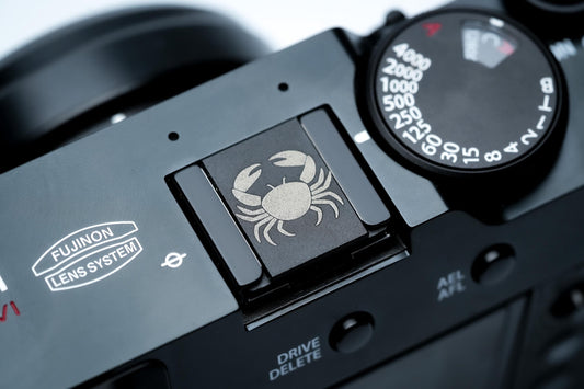 Hotshoe cover krabdesign – zwart aluminium – compatibel met Fujifilm X100VI & Leica M by Unseend
