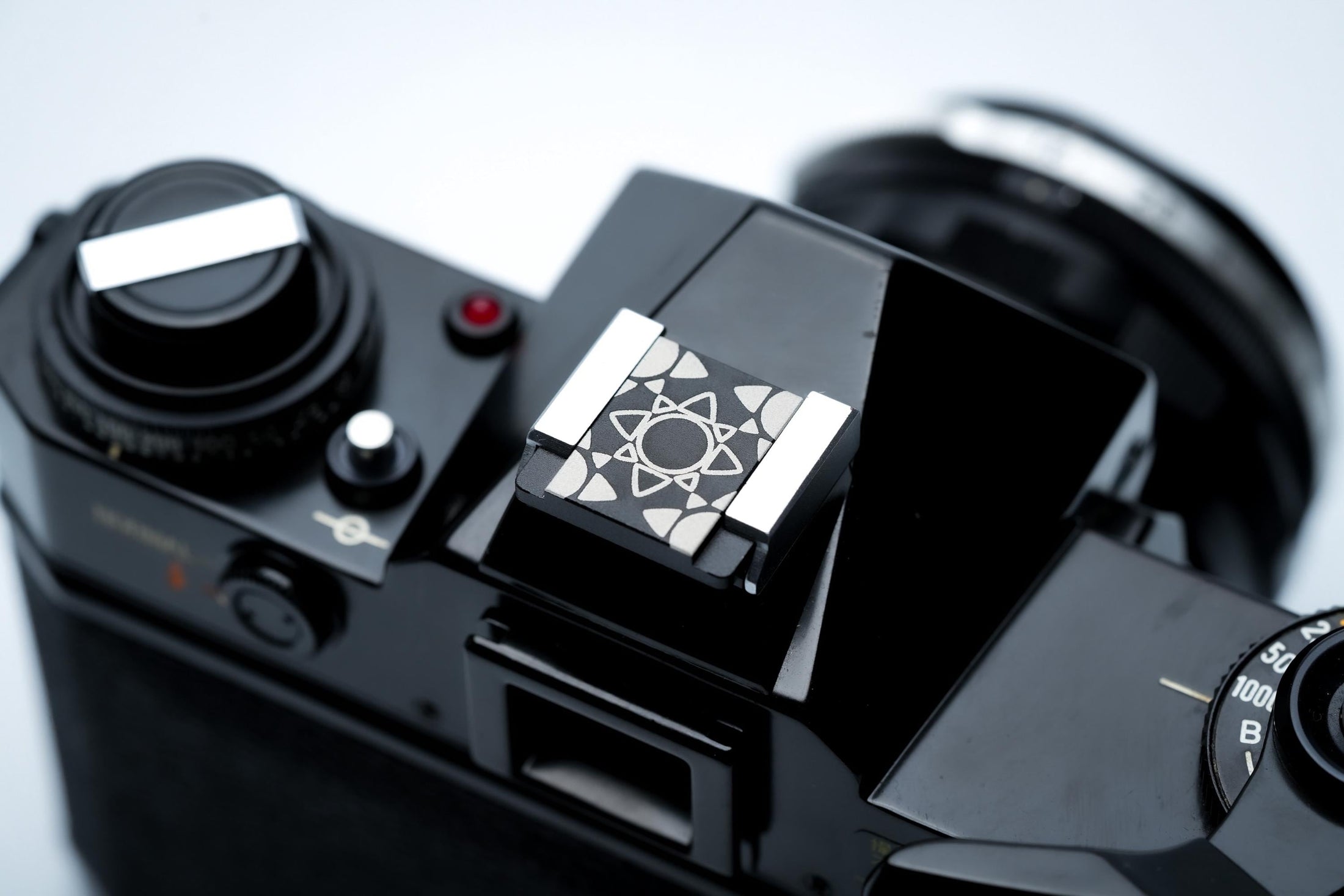 Hotshoe cover Hawaii zon – zwart aluminium sierkap – voor Fujifilm X100VI, analoge en digitale camera’s