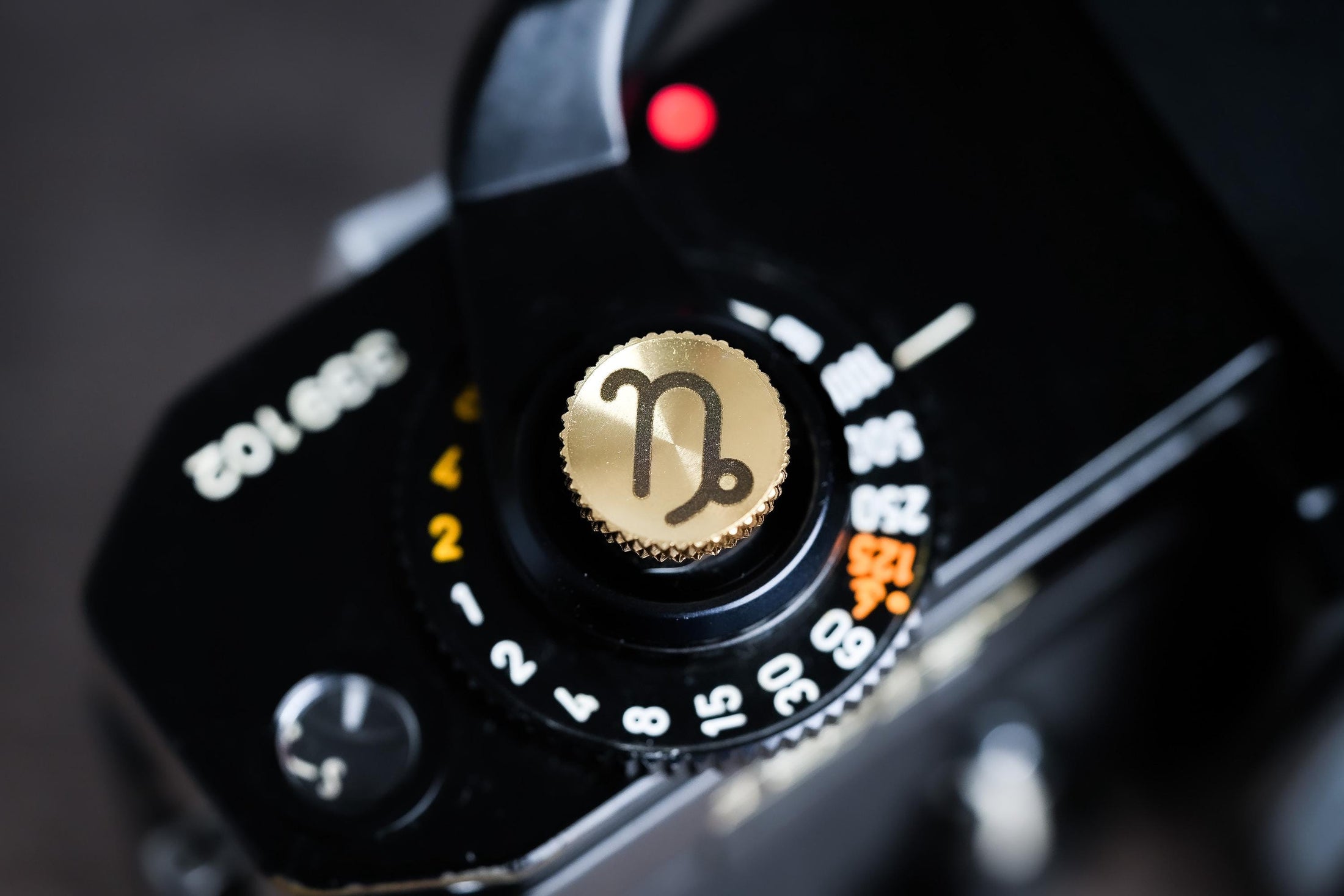 Ontspanknop sterrenbeeld Steenbok – Capricorn symbool – messing camera knop – gelaserd & handgemaakt