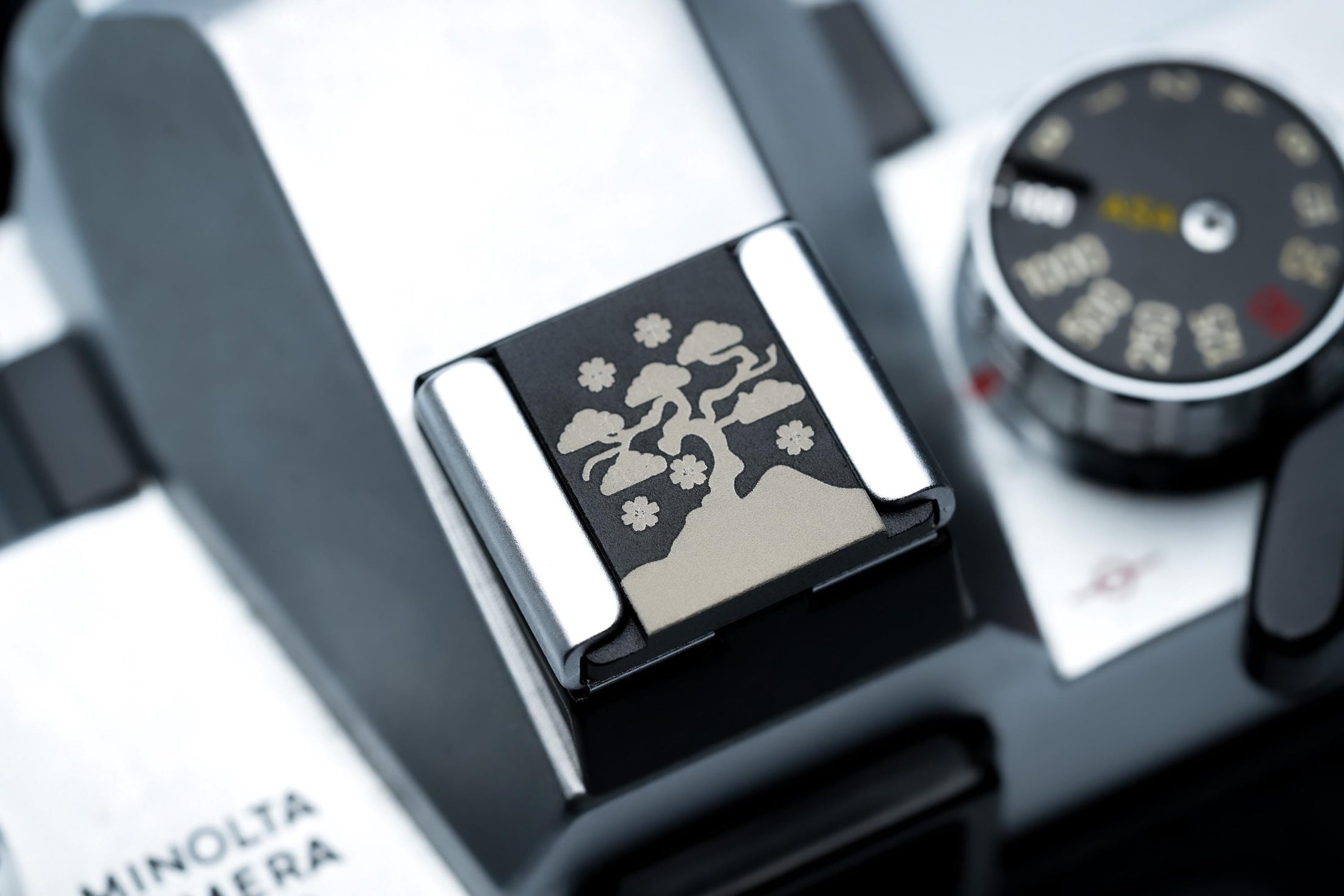 Hotshoe cover Hokusai bloesem – zwart aluminium – voor Fujifilm X100VI & analoge camera’s by Unseend