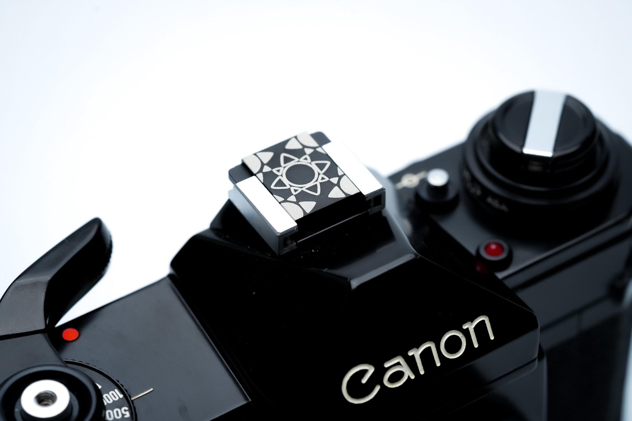 Hotshoe cover Hawaii zon – zwart aluminium sierkap – voor Fujifilm X100VI, analoge en digitale camera’s