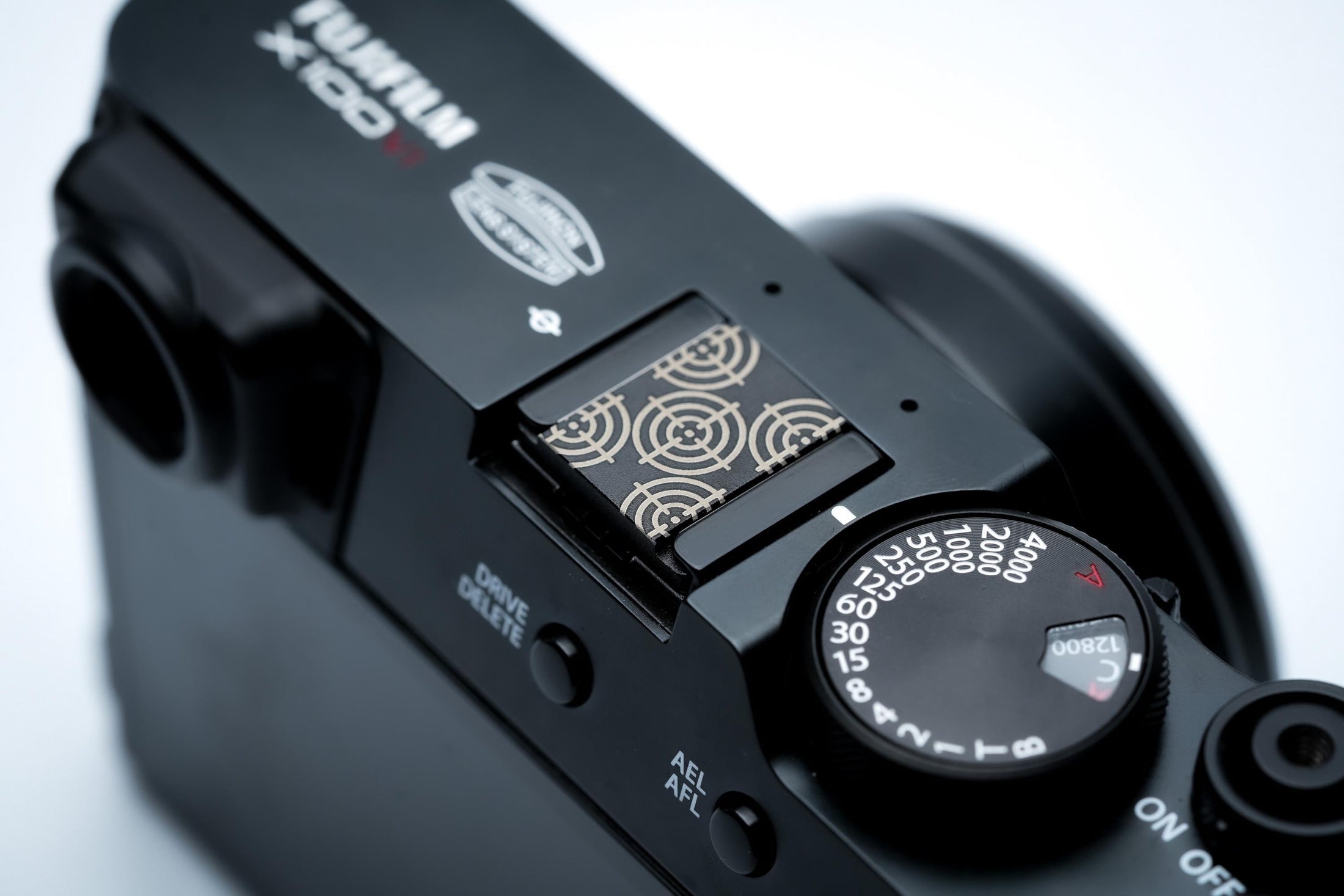 Hotshoe cover met target patroon – lasergegraveerd vizier design in zwart aluminium – camera accessoire voor Fujifilm X100VI, Sony, Nikon by Unseend