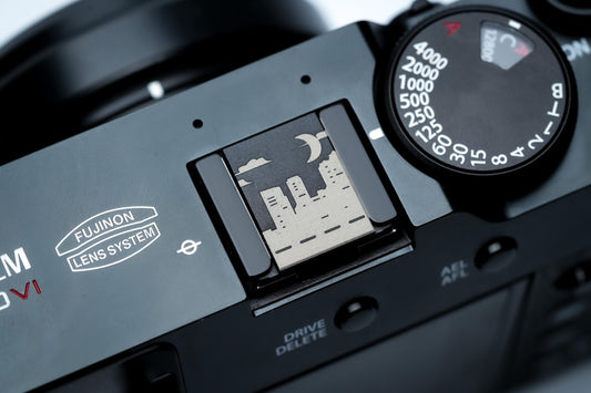 Hotshoe cover skyline nachtzicht – zwart aluminium – voor Fujifilm X100VI & vintage camera’s by Unseend
