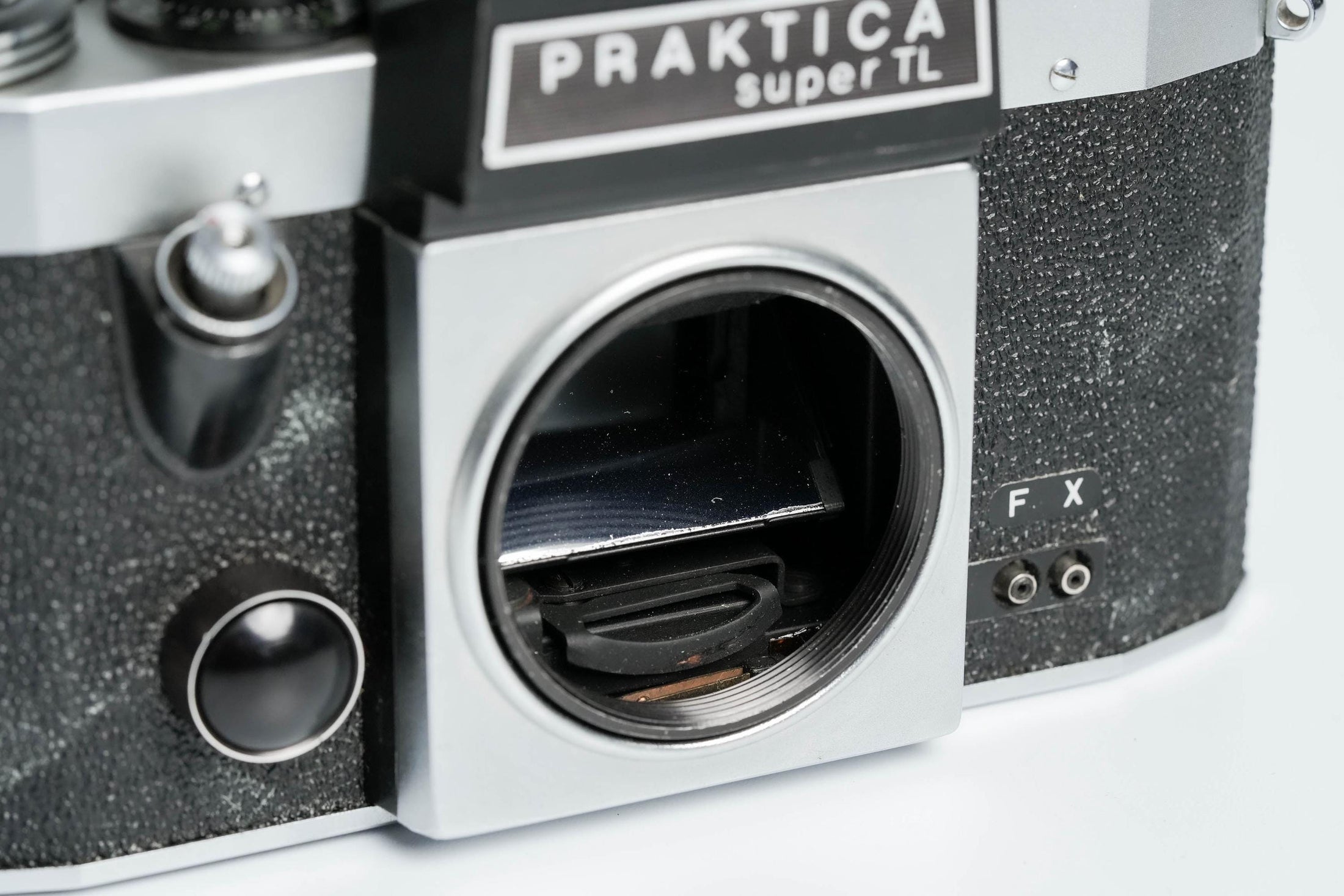 Praktica Super TL + Meyer-Optik Görlitz Domiplan 50mm f/2.8 + free 35mm film – Vintage SLR