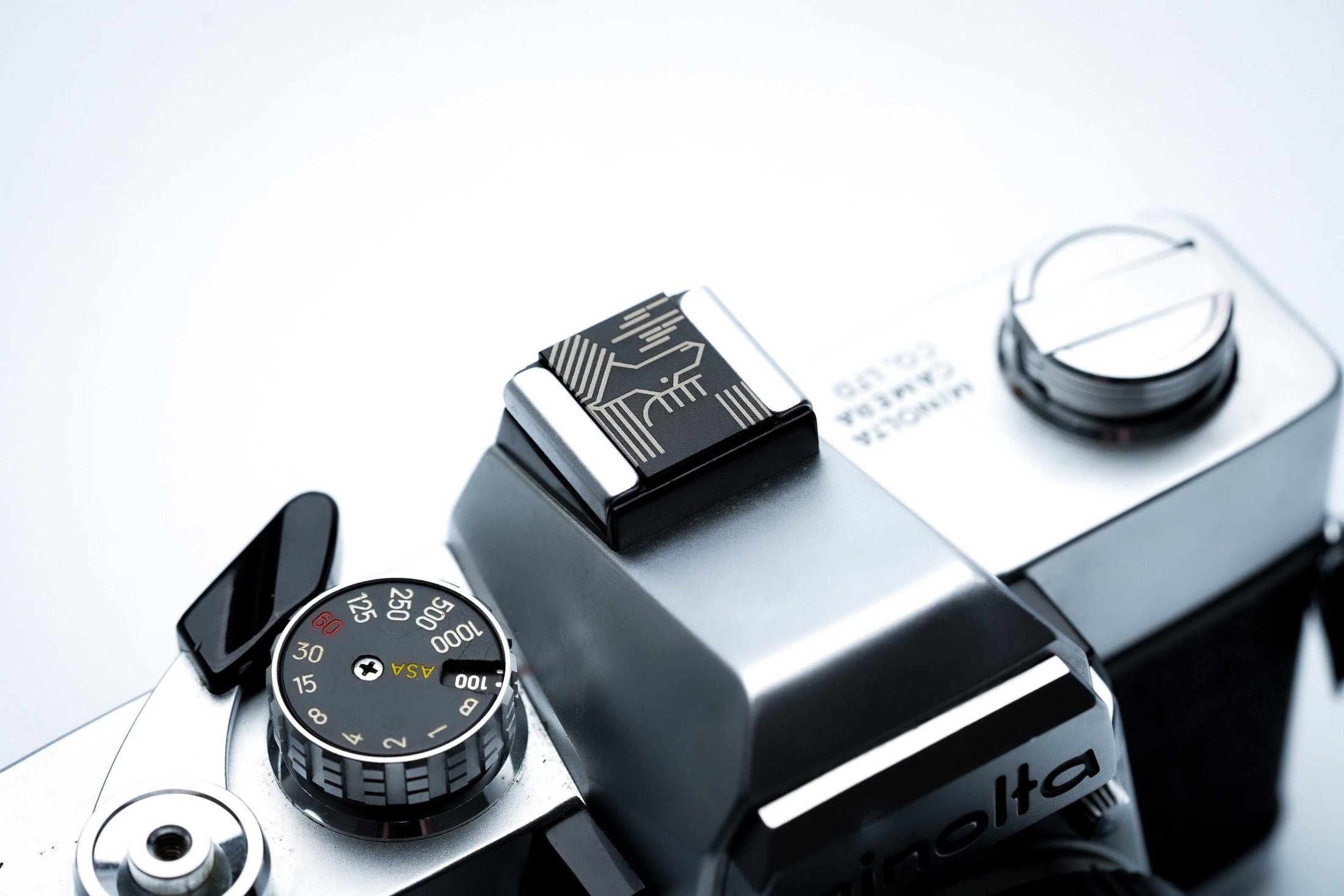 Gegraveerde eland hotshoe cover – line art design – zwart aluminium – passend op Fujifilm X100VI & vintage camera’s