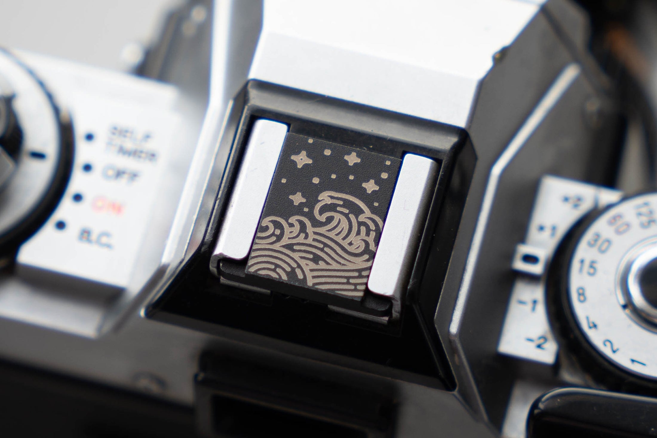 Personalized flash shoe – "The Japanese Wave" – custom engraved design for camera enthusiasts