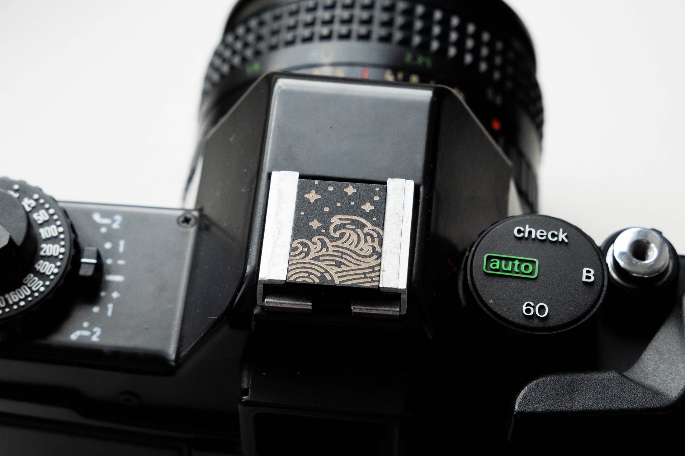 Personalized flash shoe – "The Japanese Wave" – custom engraved design for camera enthusiasts