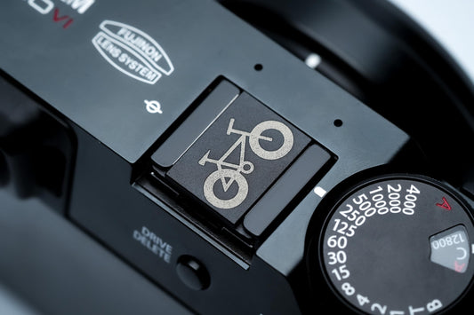 Hotshoe cover fiets gravure – zwart aluminium – voor Fujifilm X100VI & vintage camera’s by Unseend
