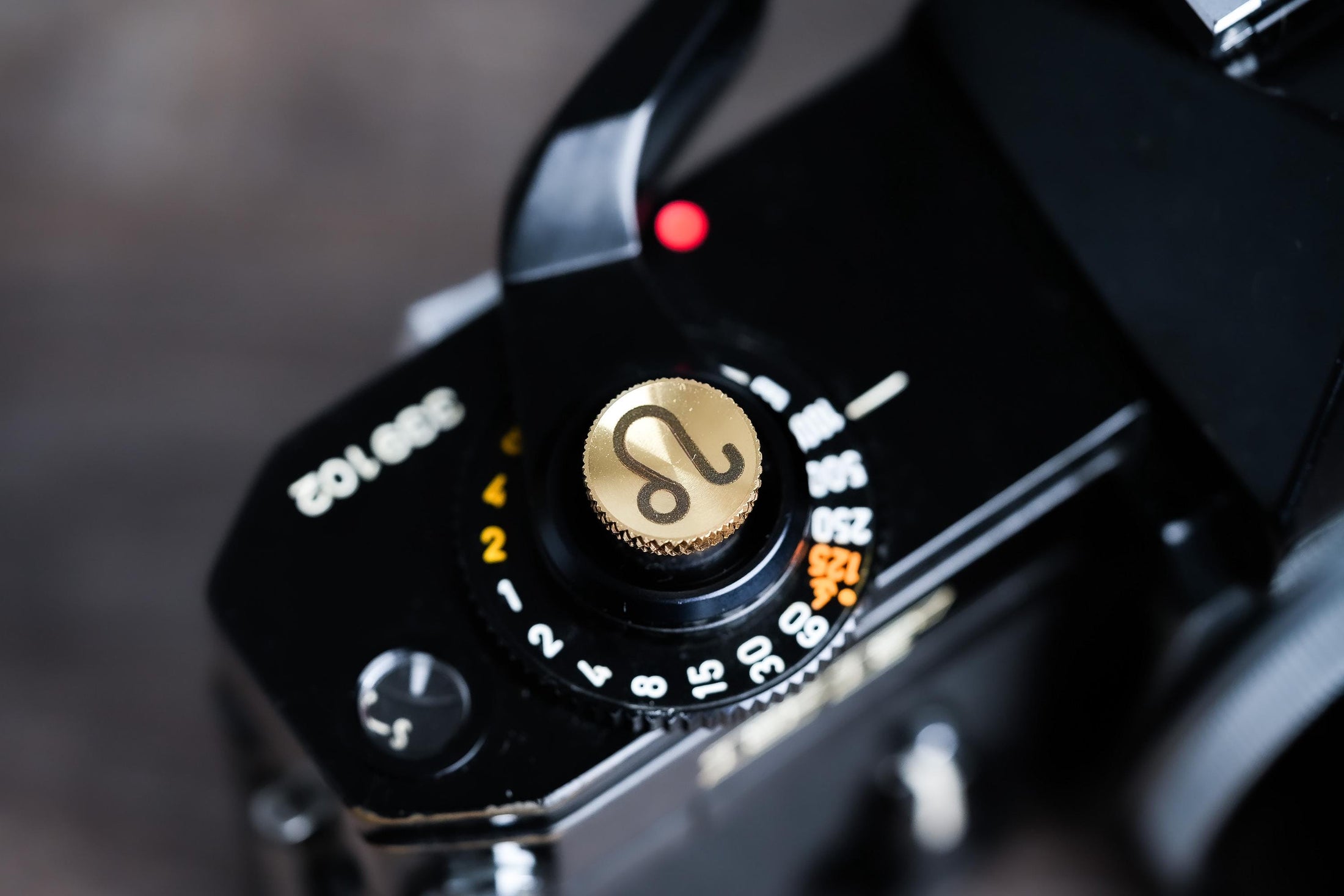 Ontspanknop sterrenbeeld Leeuw – Leo symbool – licht messing – gelaserd & handgemaakt