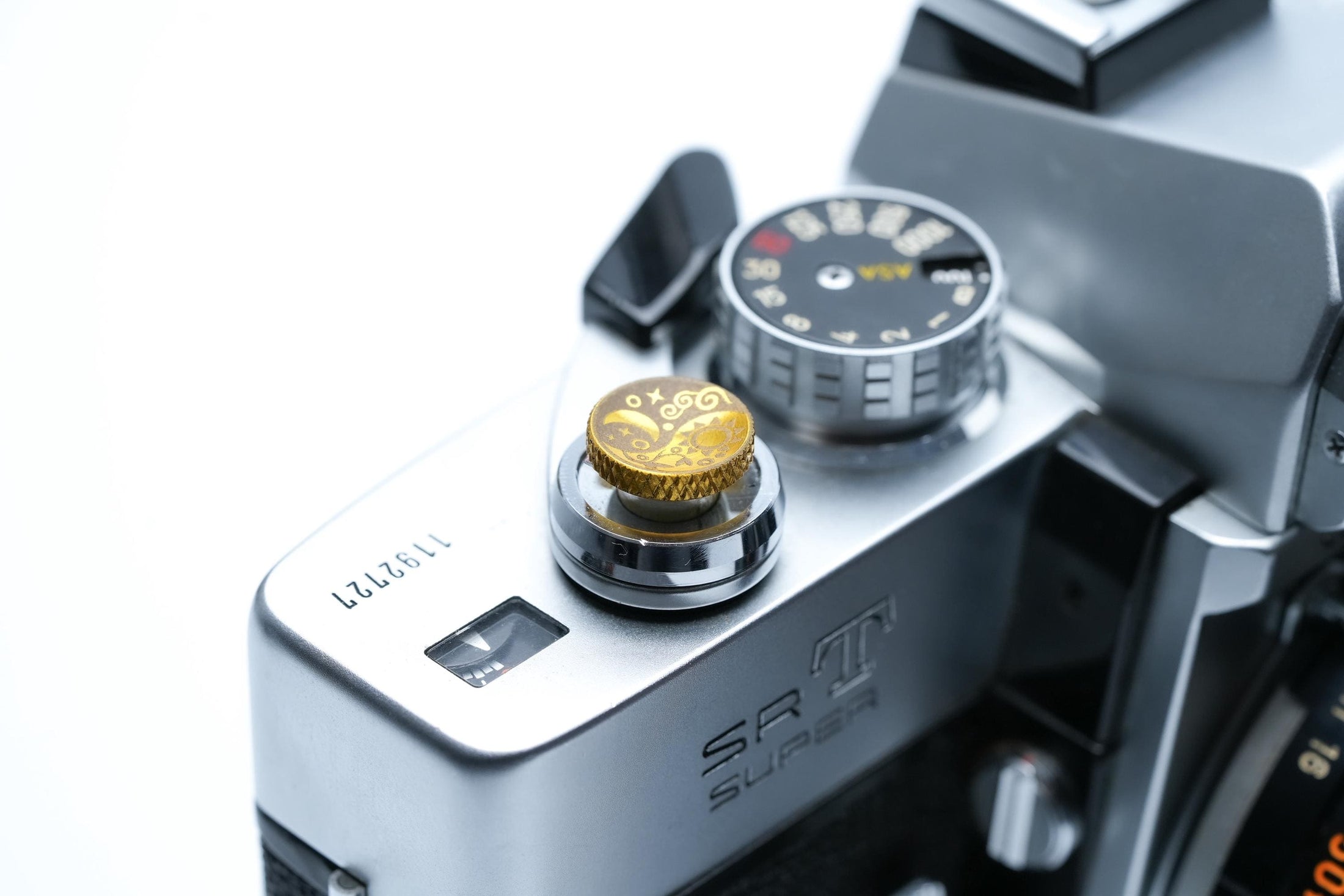 Soleluna ontspanknop Yin Yang – messing goudkleurig – zon en maan gravure voor Fujifilm X100VI, Sony, Nikon, Leica & analoge camera’s