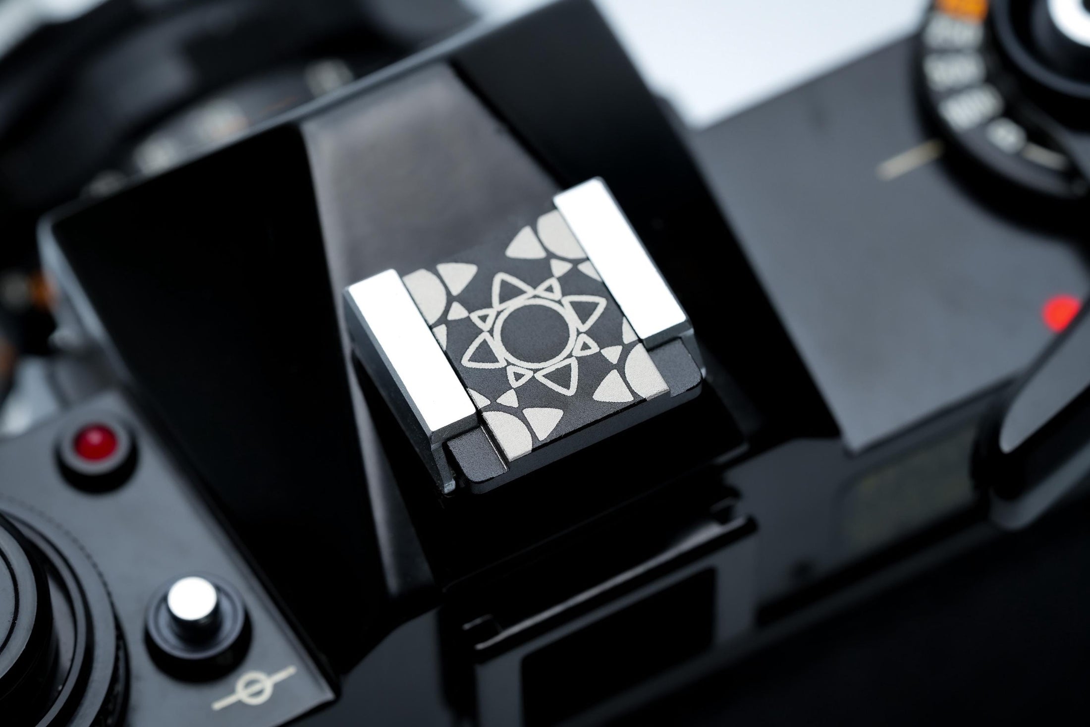 Hotshoe cover Hawaii zon – zwart aluminium sierkap – voor Fujifilm X100VI, analoge en digitale camera’s