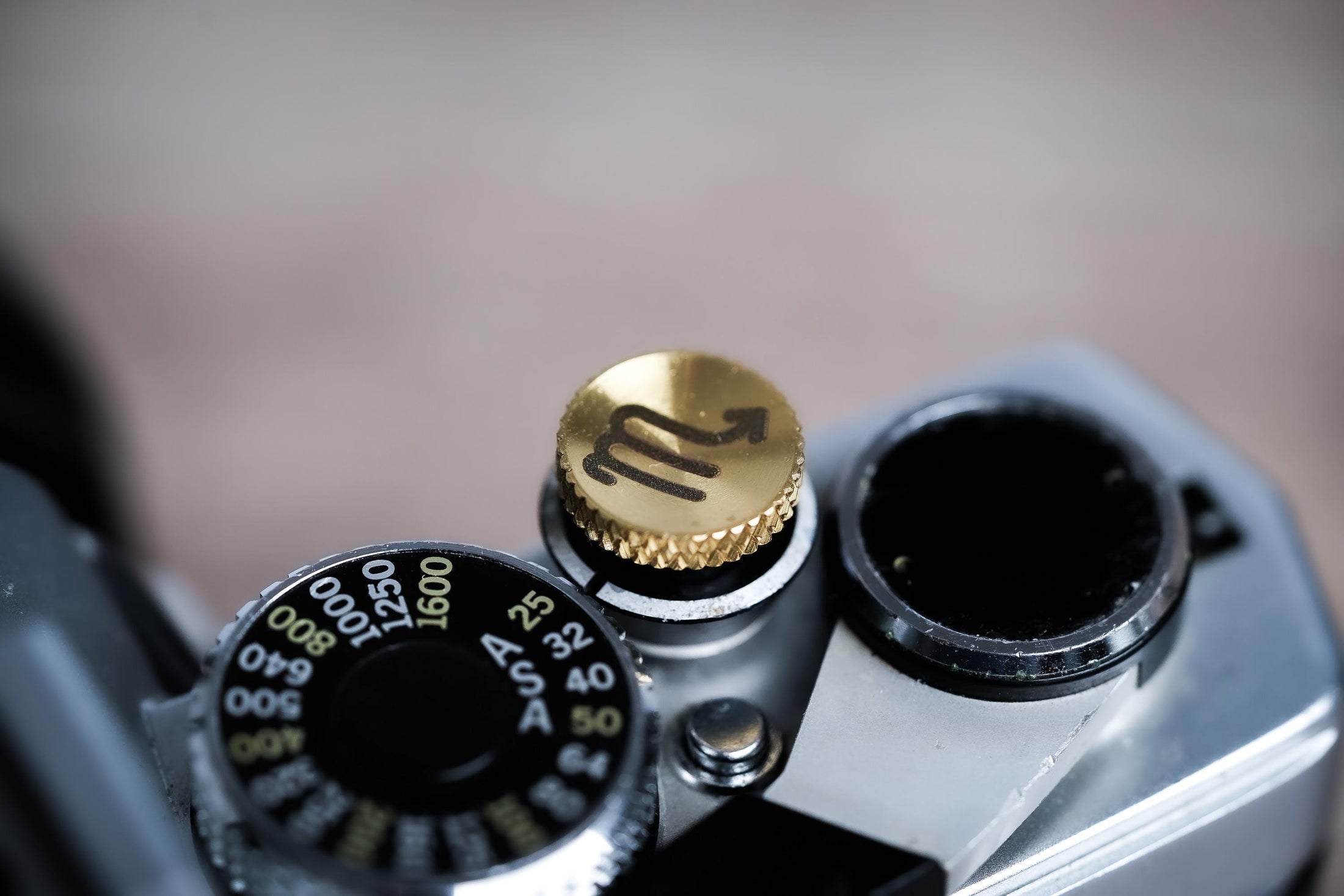 Ontspanknop sterrenbeeld Schorpioen – Scorpio symbool – licht messing – gelaserd & met de hand afgewerkt