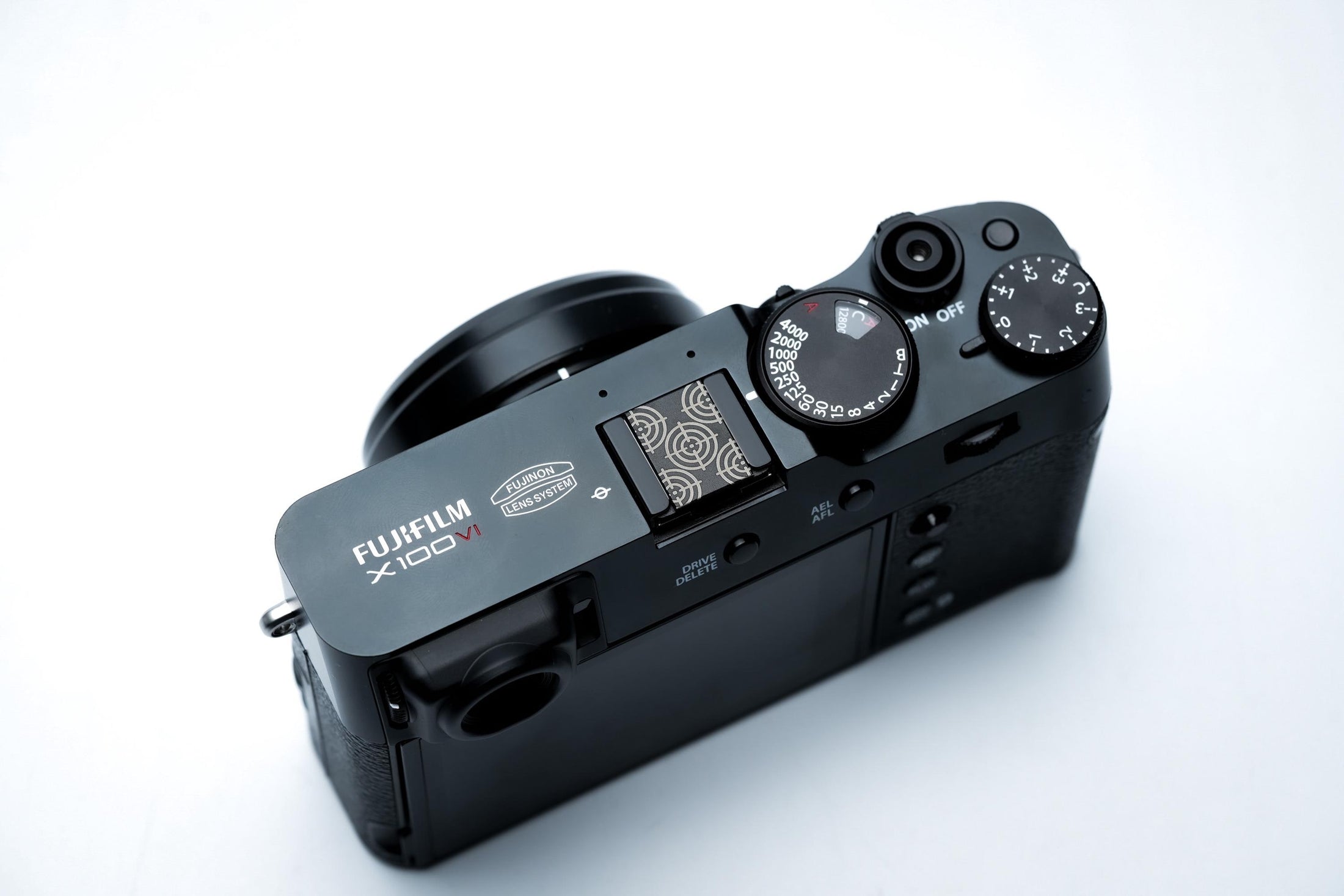 Hotshoe cover met target patroon – lasergegraveerd vizier design in zwart aluminium – camera accessoire voor Fujifilm X100VI, Sony, Nikon by Unseend