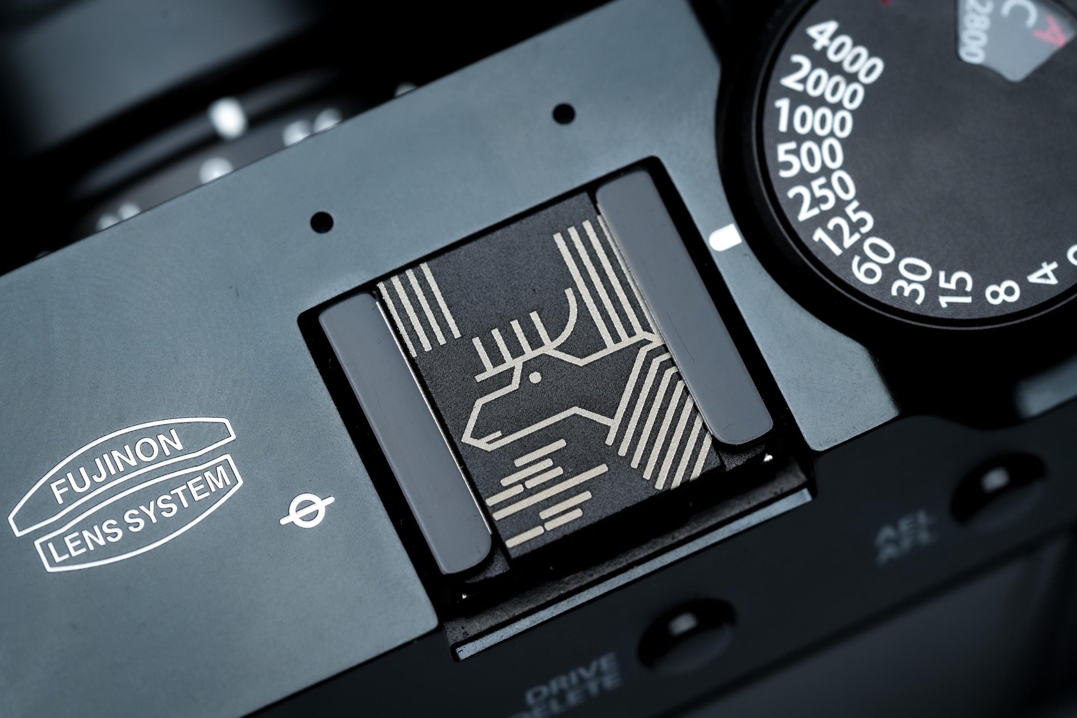 Gegraveerde eland hotshoe cover – line art design – zwart aluminium – passend op Fujifilm X100VI & vintage camera’s