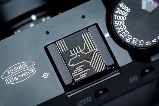 Gegraveerde eland hotshoe cover – line art design – zwart aluminium – passend op Fujifilm X100VI & vintage camera’s