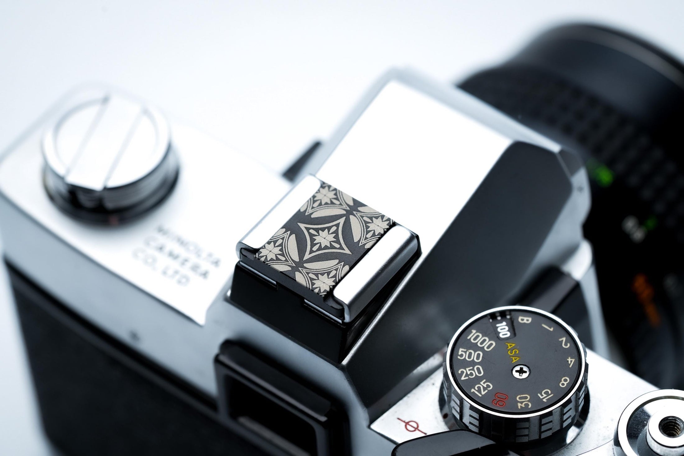 Camera hotshoe sierkap geometrisch patroon – zwart aluminium cover – voor Fujifilm X100VI, Minolta en meer