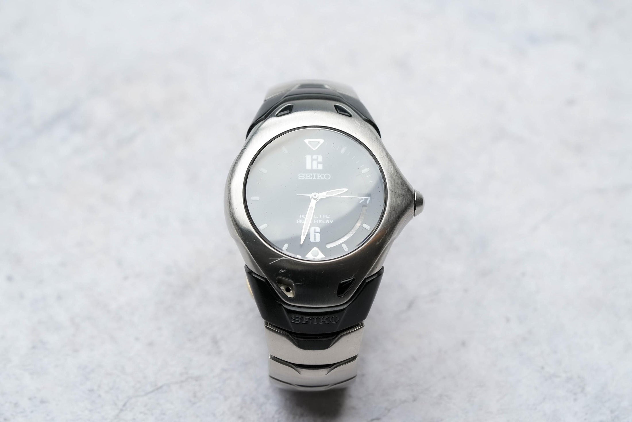 Seiko 5J22-0A70 – Innovatief Kinetic Auto Relay-horloge met Futuristisch Design