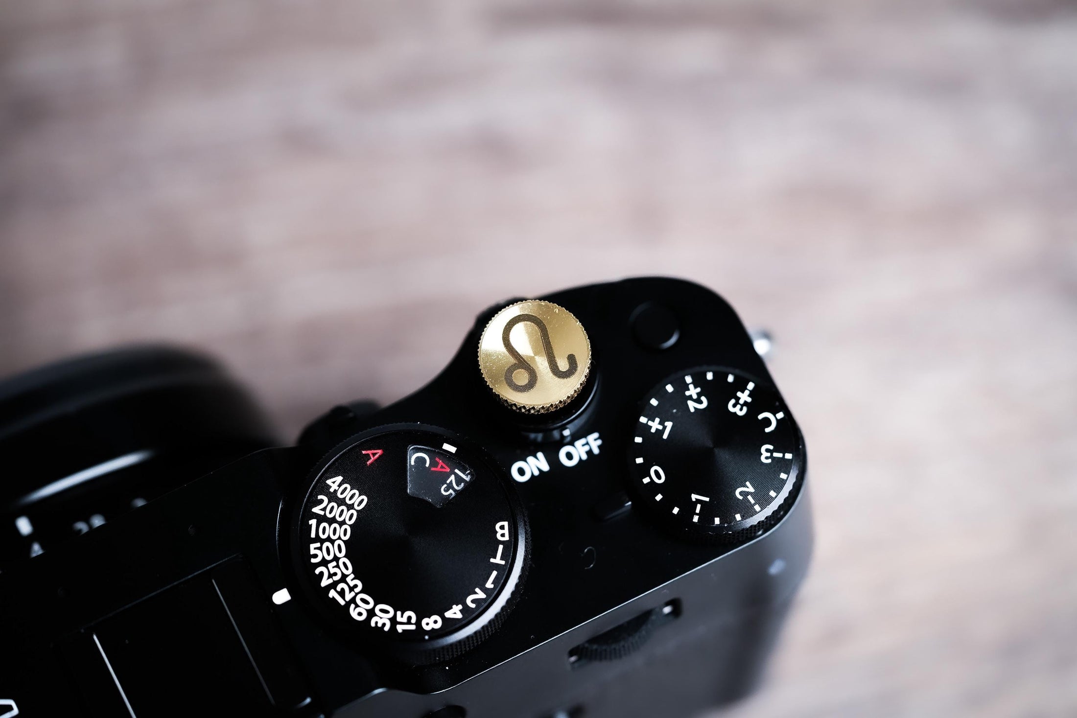 Ontspanknop sterrenbeeld Leeuw – Leo symbool – licht messing – gelaserd & handgemaakt