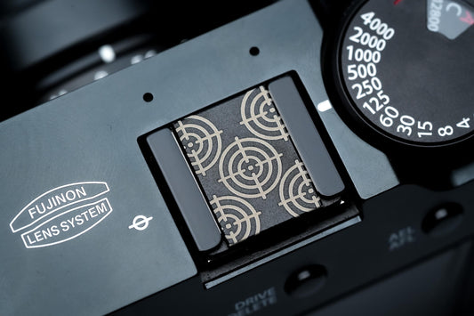 Hotshoe cover met target patroon – lasergegraveerd vizier design in zwart aluminium – camera accessoire voor Fujifilm X100VI, Sony, Nikon by Unseend