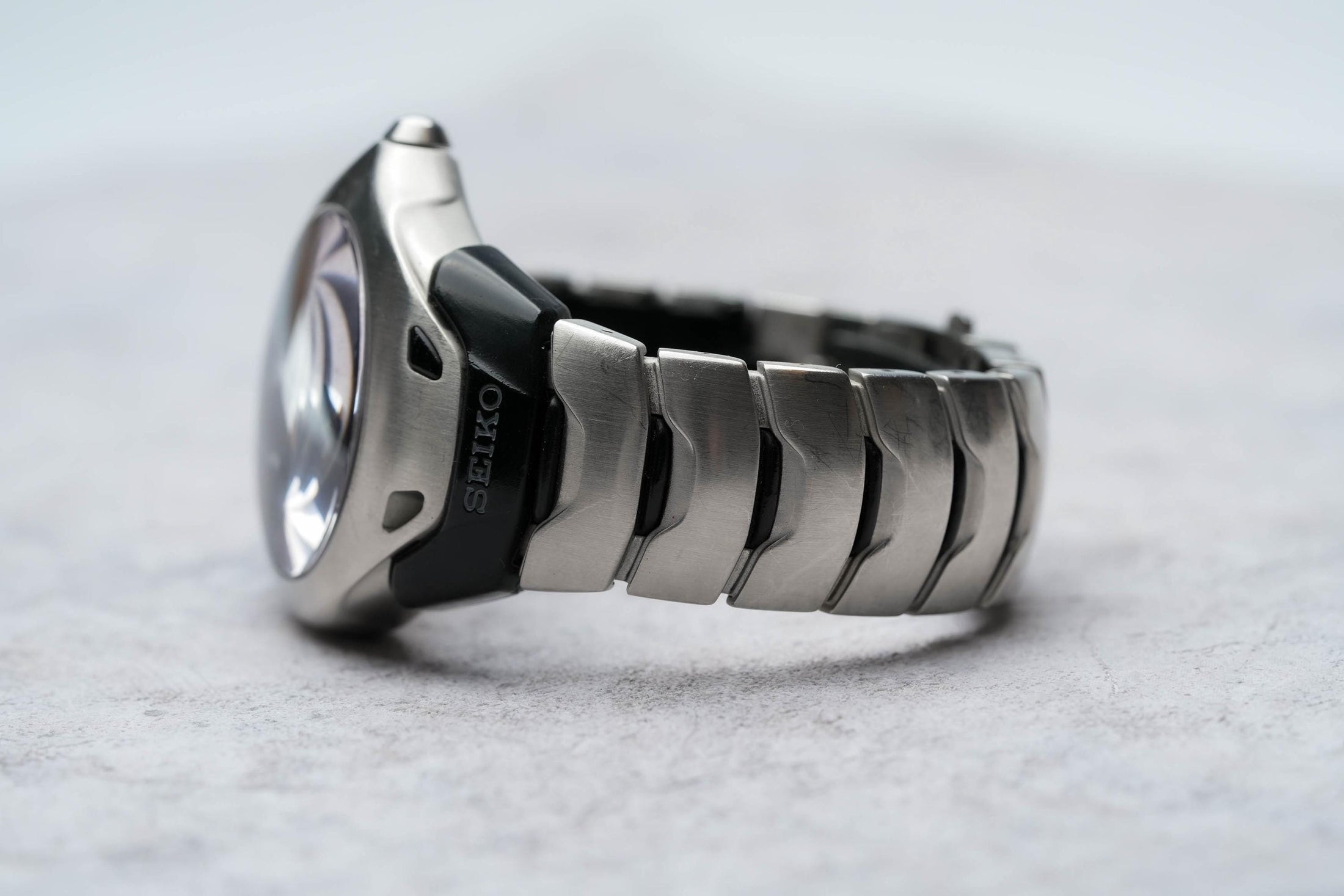 Seiko 5J22-0A70 – Innovatief Kinetic Auto Relay-horloge met Futuristisch Design