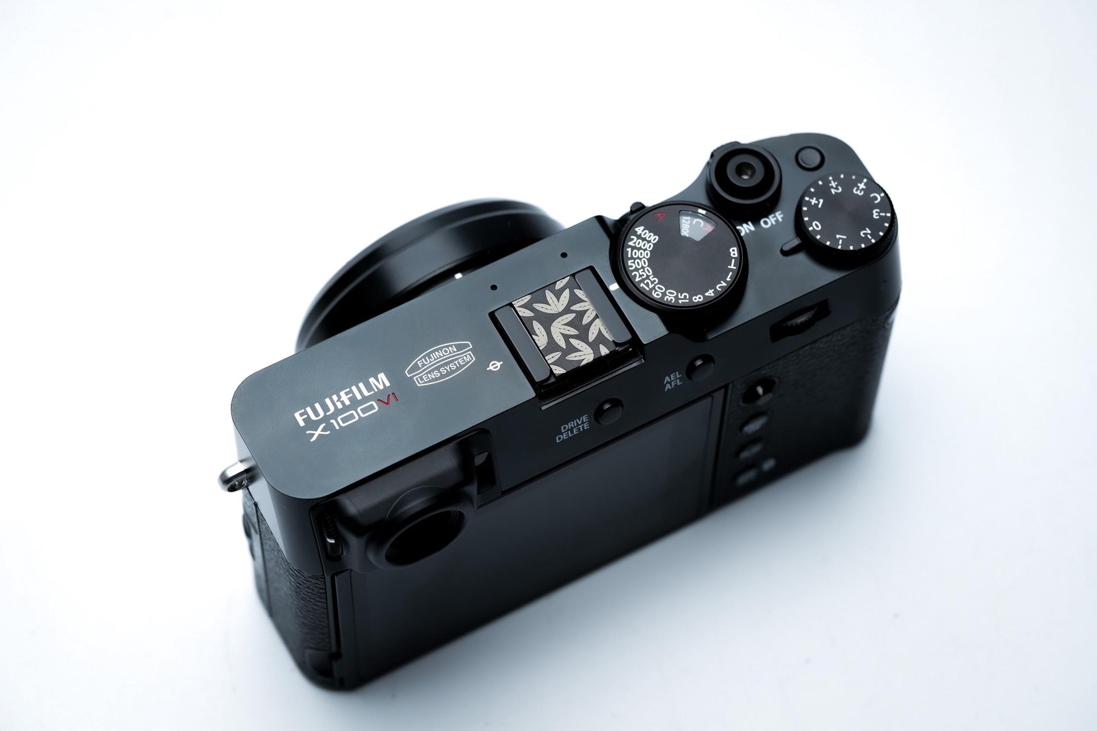Lasergegraveerde bladeren hotshoe cover – zwart aluminium sierkap voor Fujifilm X100VI, Minolta & andere camera’s