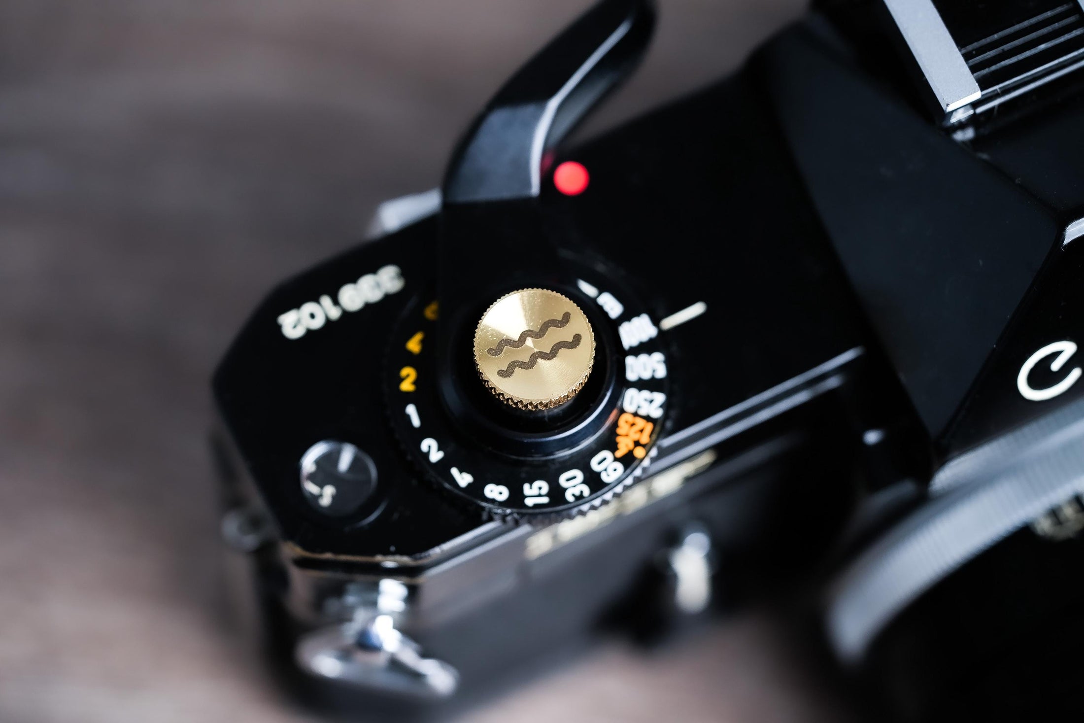 Ontspanknop sterrenbeeld Waterman – Aquarius symbool – licht messing – gelaserd & handgemaakt