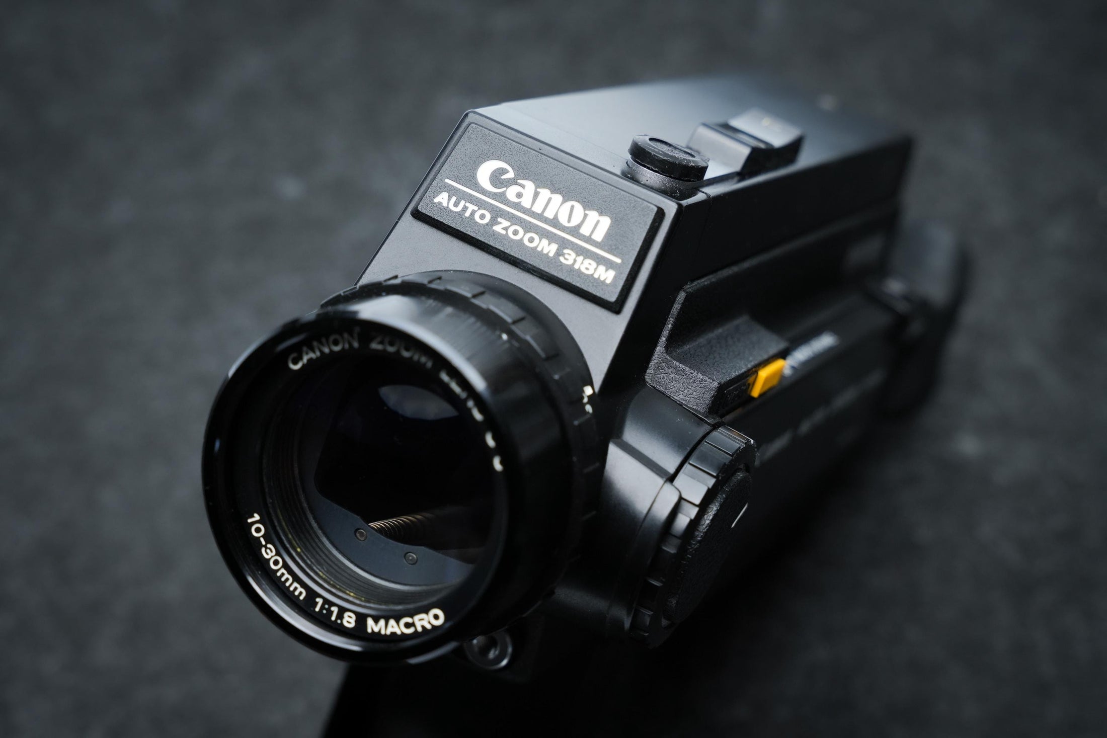 Canon Auto Zoom 318M Super 8 Camera uit 1976, macrofunctie en originele accessoires – ideaal voor filmmakers, reizigers en verzamelaars