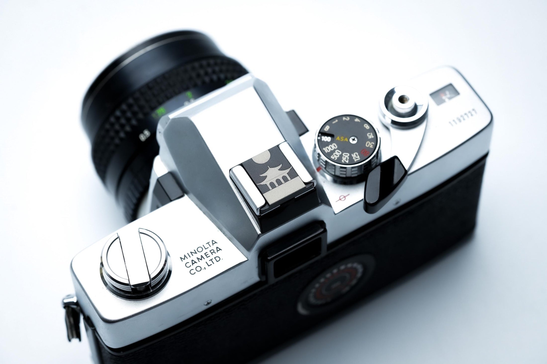 Hotshoe cover Chinese tempel – zwart aluminium – passend op Fujifilm X100VI & vintage camera’s by Unseend