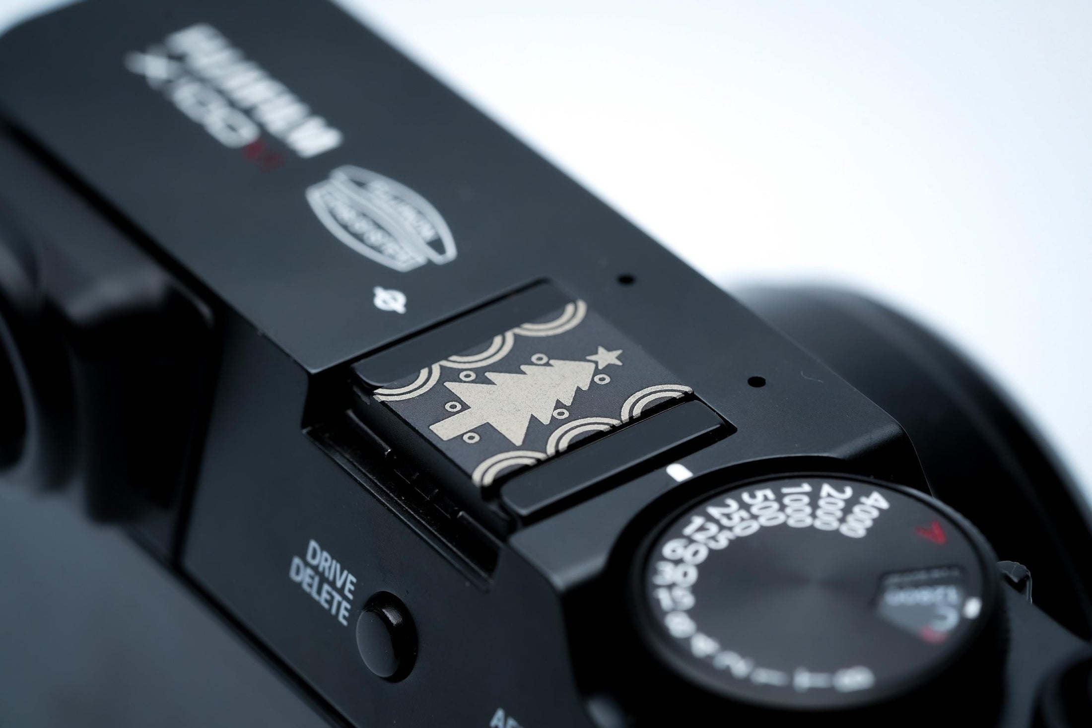 Hotshoe cover kerstboom – zwart aluminium – voor Fujifilm X100VI & analoge camera’s by Unseend