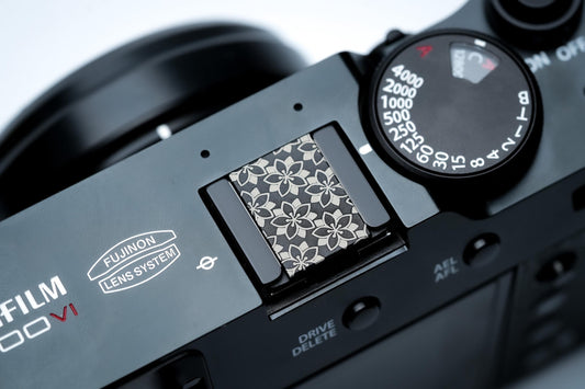 Hotshoe cover sakura bloemen – gegraveerd zwart aluminium – camera sierkap voor Fujifilm X100VI, Sony, Minolta en meer