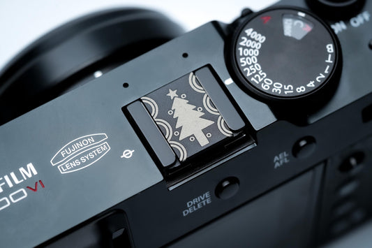 Hotshoe cover kerstboom – zwart aluminium – voor Fujifilm X100VI & analoge camera’s by Unseend