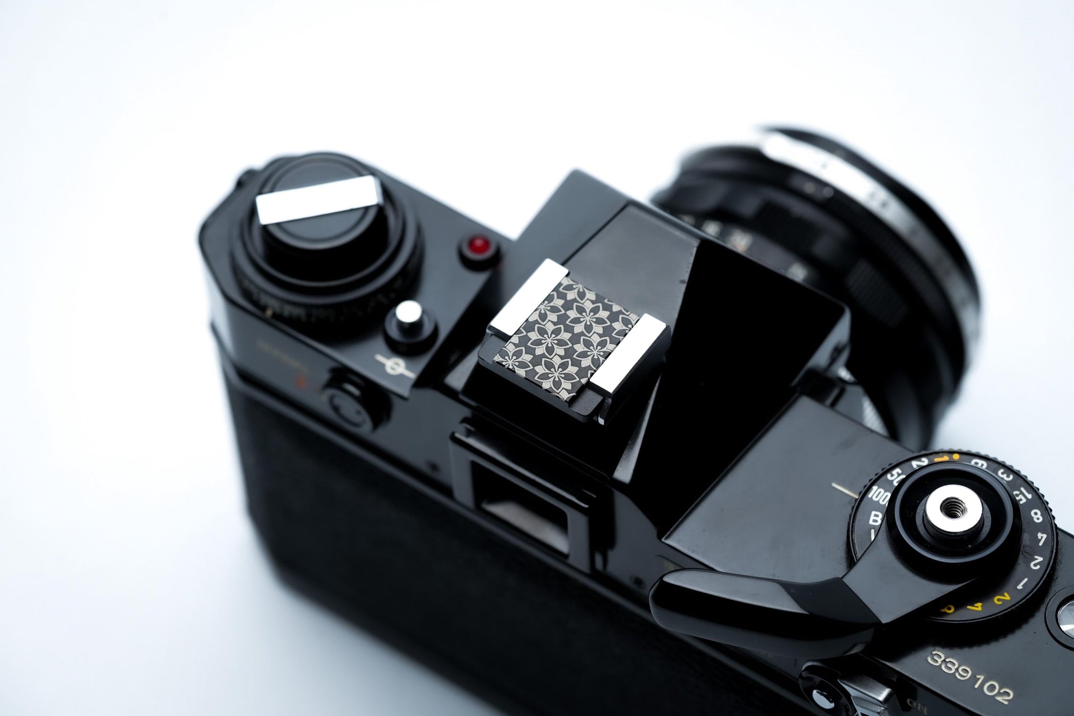 Hotshoe cover sakura bloemen – gegraveerd zwart aluminium – camera sierkap voor Fujifilm X100VI, Sony, Minolta en meer