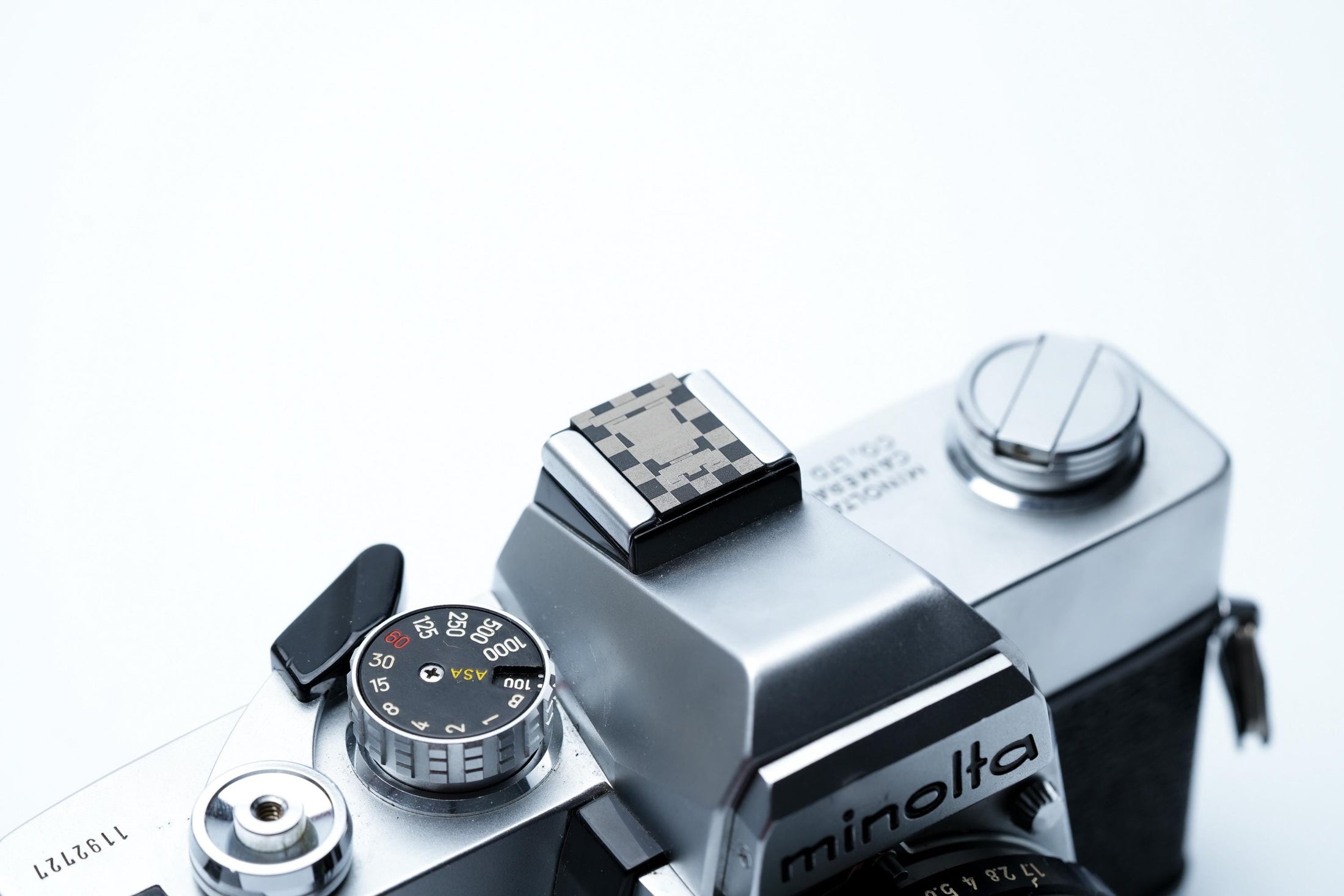 Schaak flitsschoendeksel – Bishop design – gelaserd aluminium – zwart gecoat – schaakbord patroon