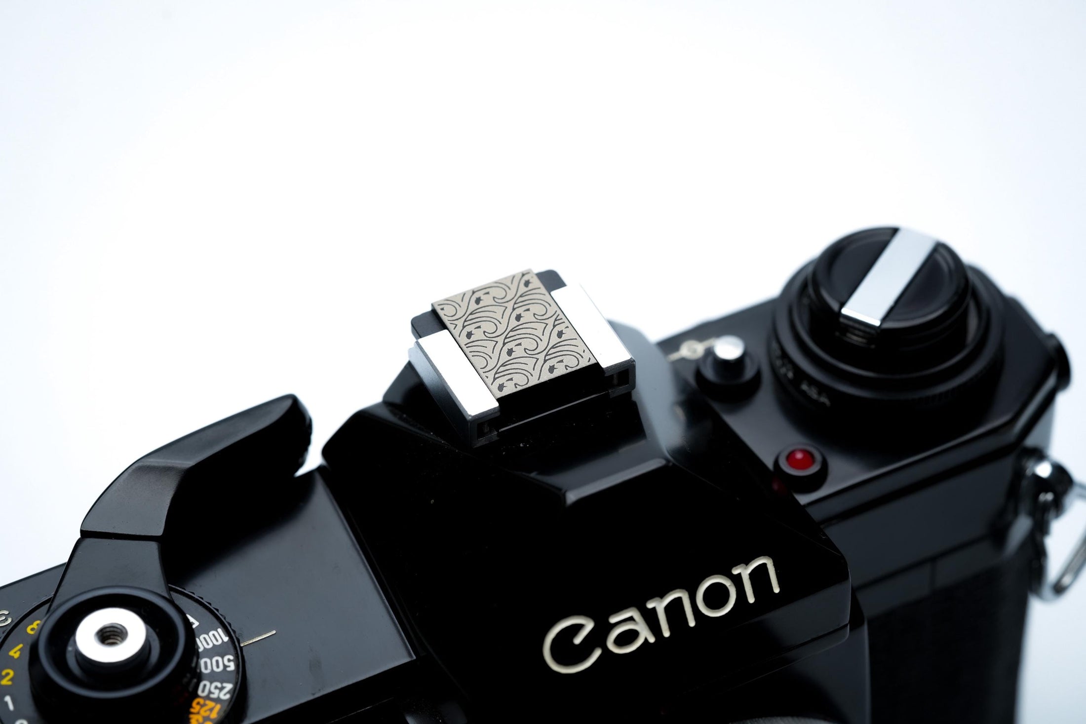 Hotshoe cover golven en vissen – oceaanpatroon in zwart aluminium – voor Fujifilm X100VI, Sony, Canon & analoge camera’s by Unseend