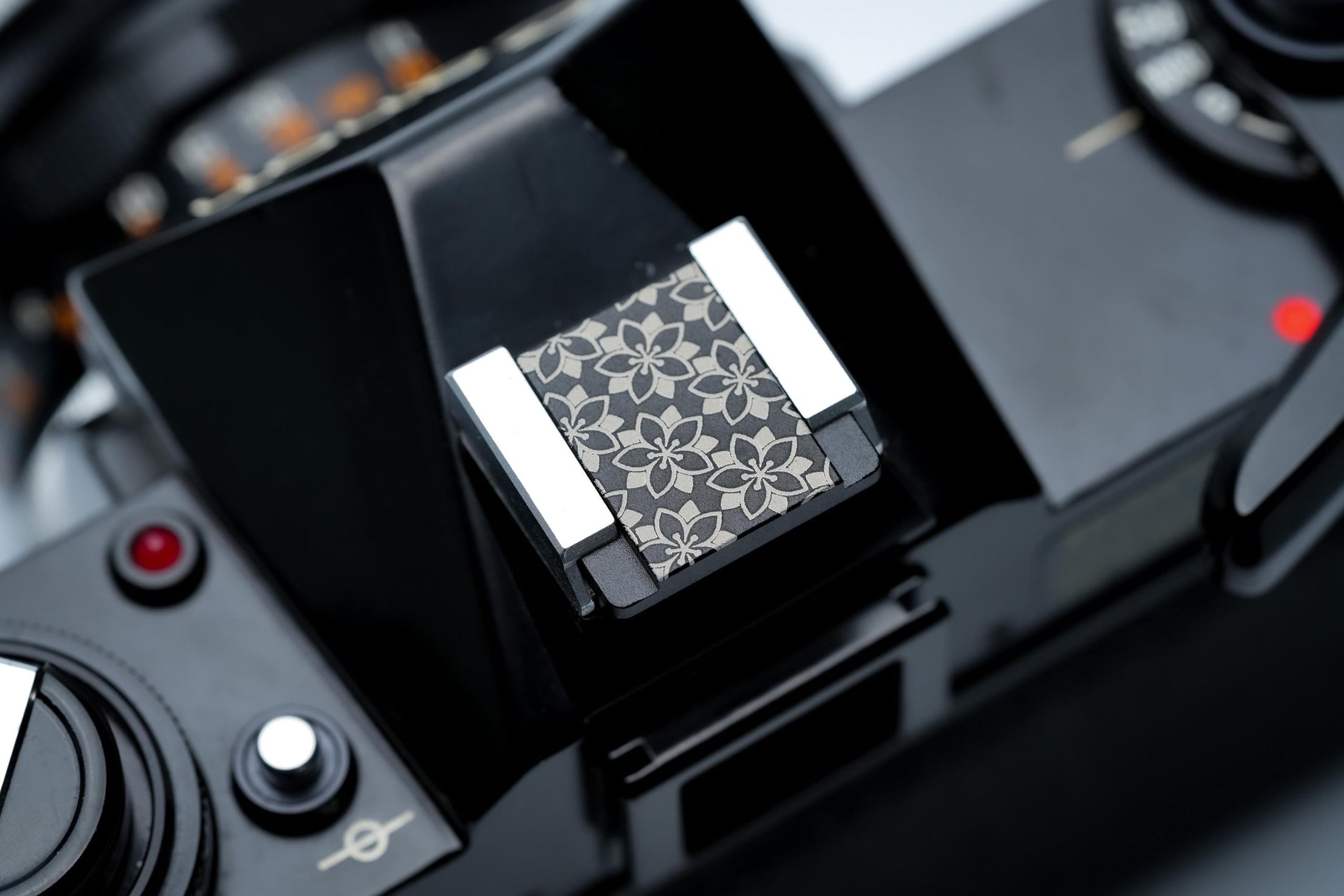 Hotshoe cover sakura bloemen – gegraveerd zwart aluminium – camera sierkap voor Fujifilm X100VI, Sony, Minolta en meer