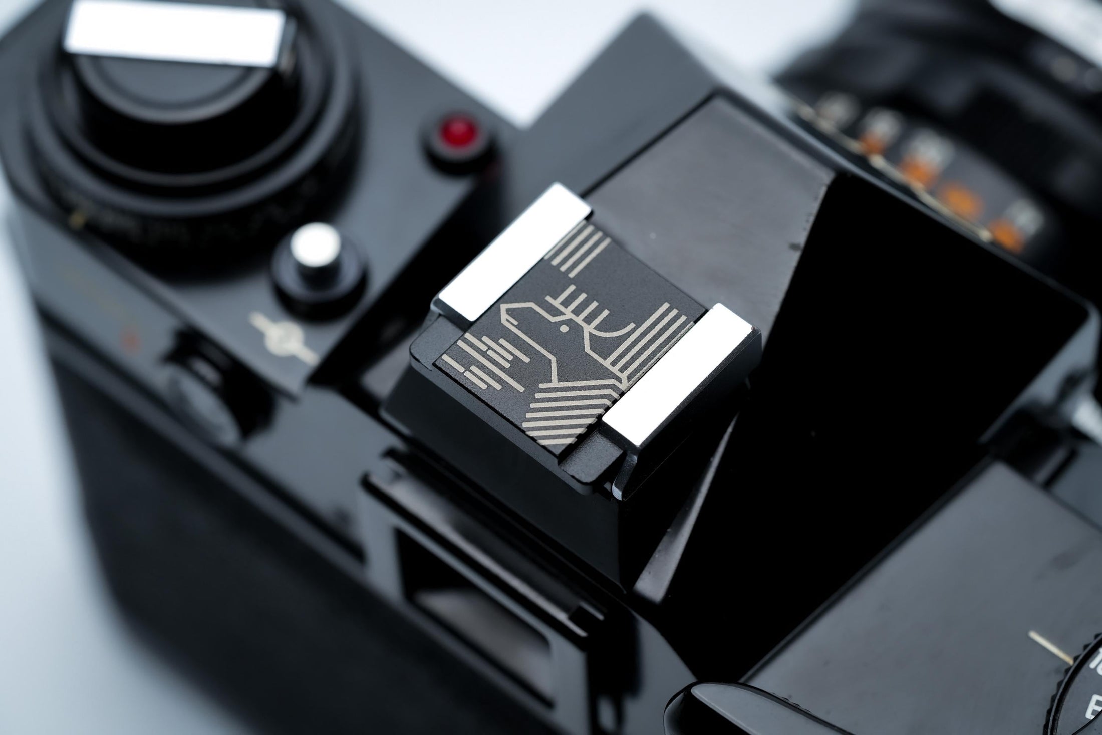 Gegraveerde eland hotshoe cover – line art design – zwart aluminium – passend op Fujifilm X100VI & vintage camera’s