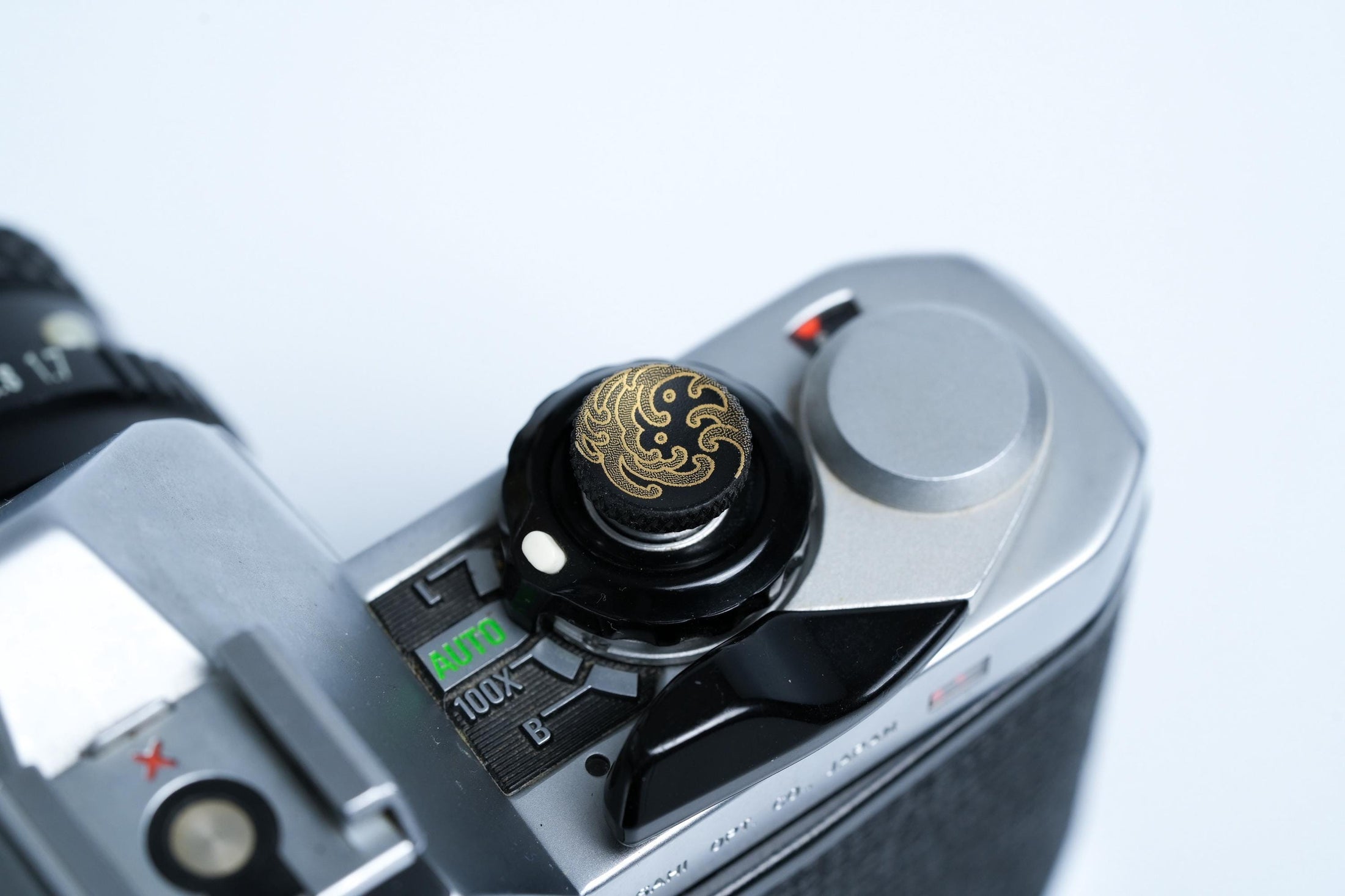 Messing ontspanknop met watergolf gravure – zwart en goud voor analoge en Fujifilm camera’s