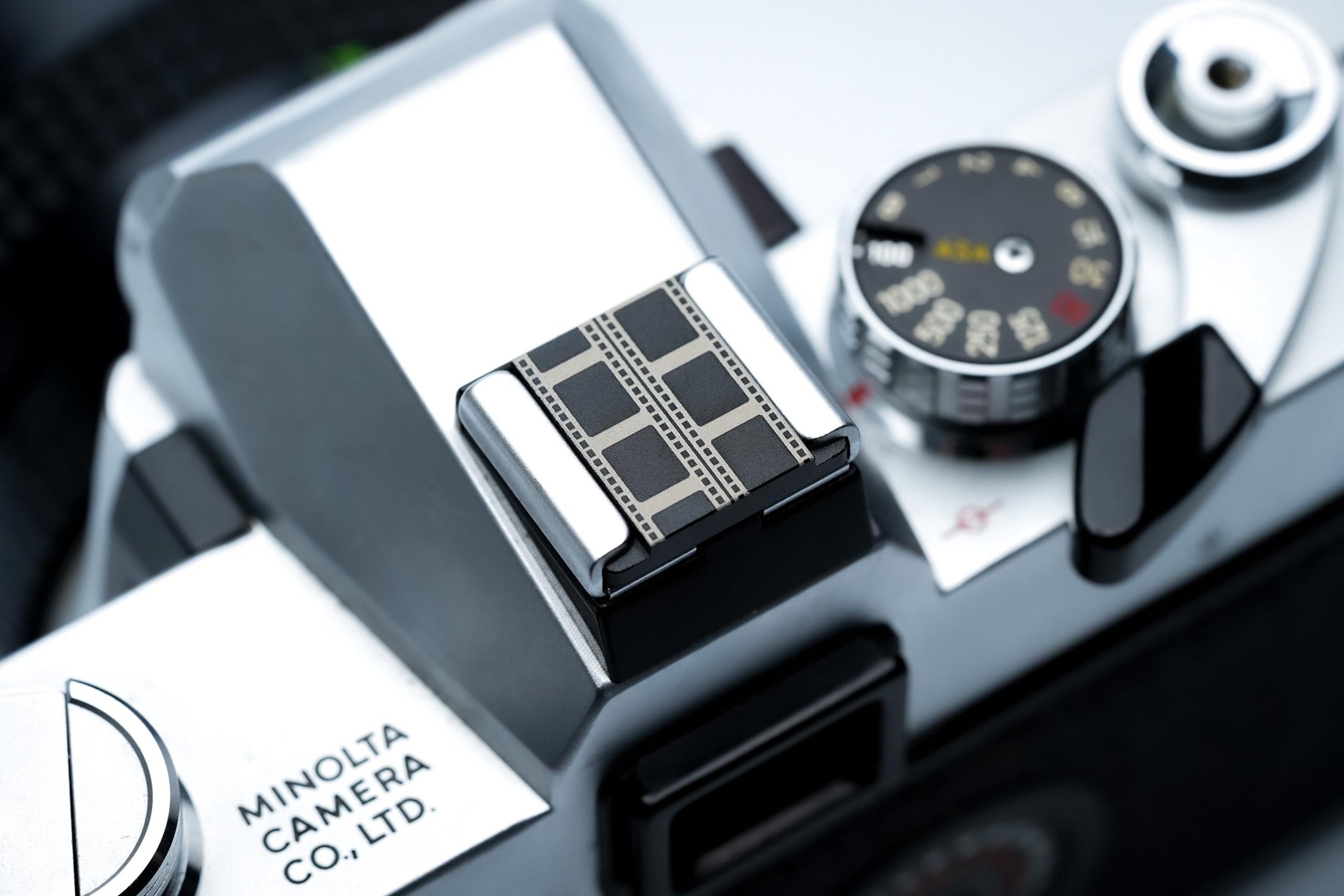 Hotshoe cover filmstrook gravure – zwart aluminium – voor Fujifilm X100VI & analoge camera’s by Unseend