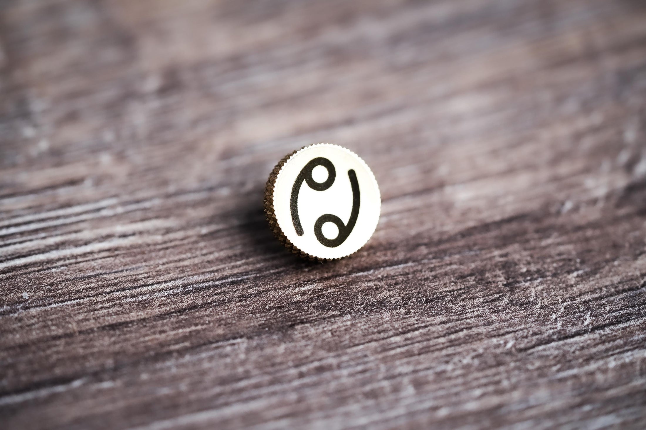 Ontspanknop sterrenbeeld Kreeft – Cancer symbool – licht messing – gelaserd & handgemaakt