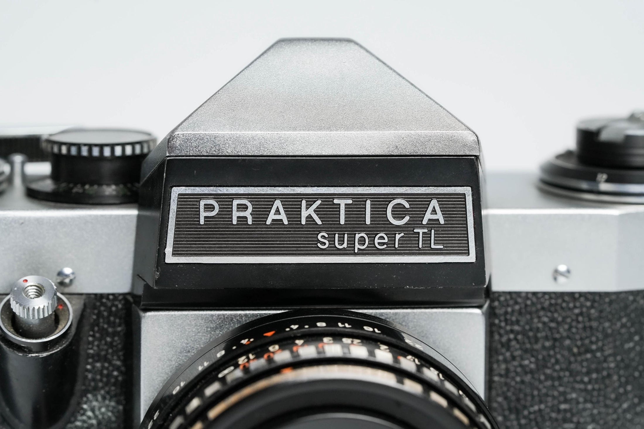 Praktica Super TL + Meyer-Optik Görlitz Domiplan 50mm f/2.8 + free 35mm film – Vintage SLR