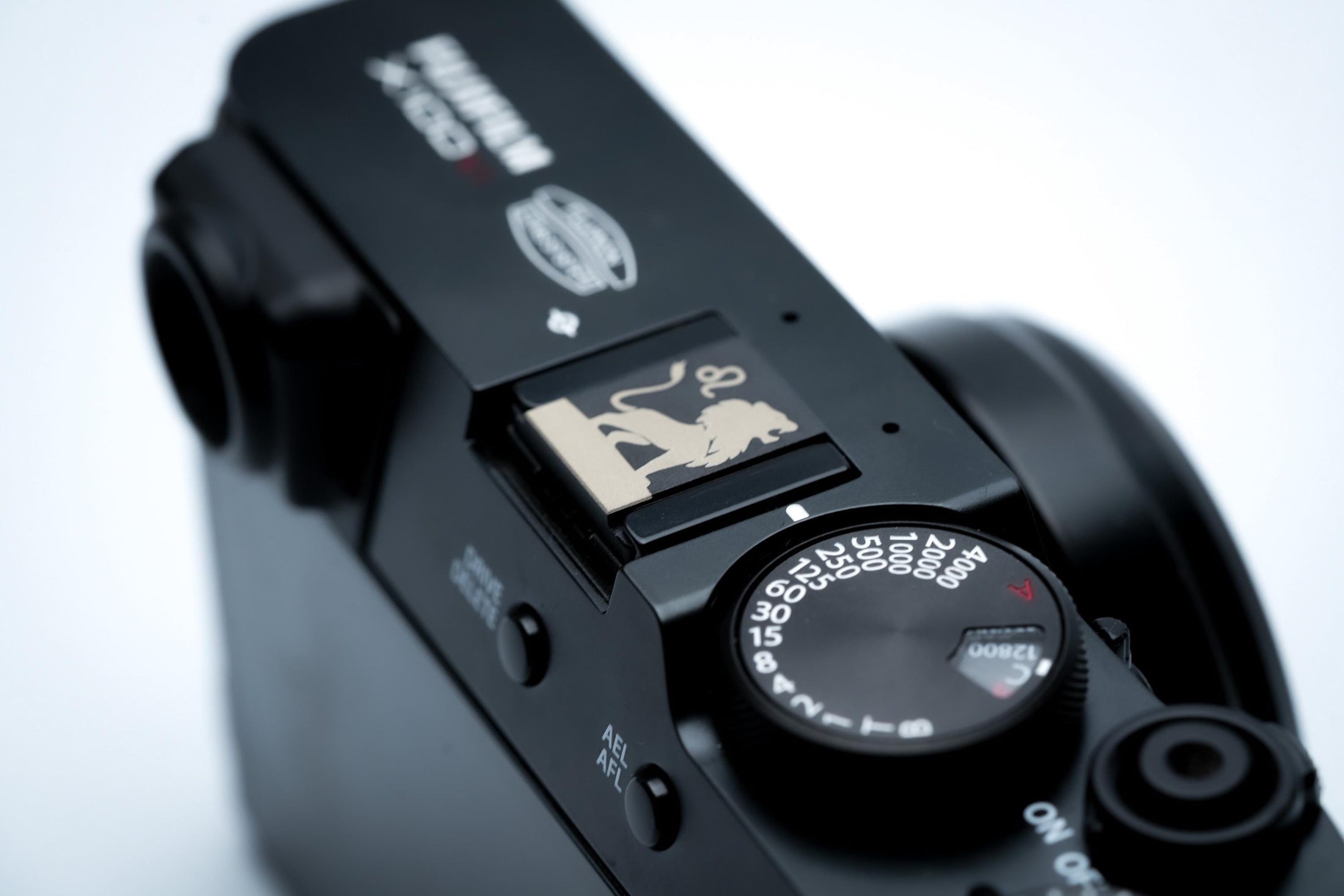 Hotshoe cover leeuw sterrenbeeld – zwart aluminium flitsschoen accessoire voor Fujifilm X100VI, Canon & meer