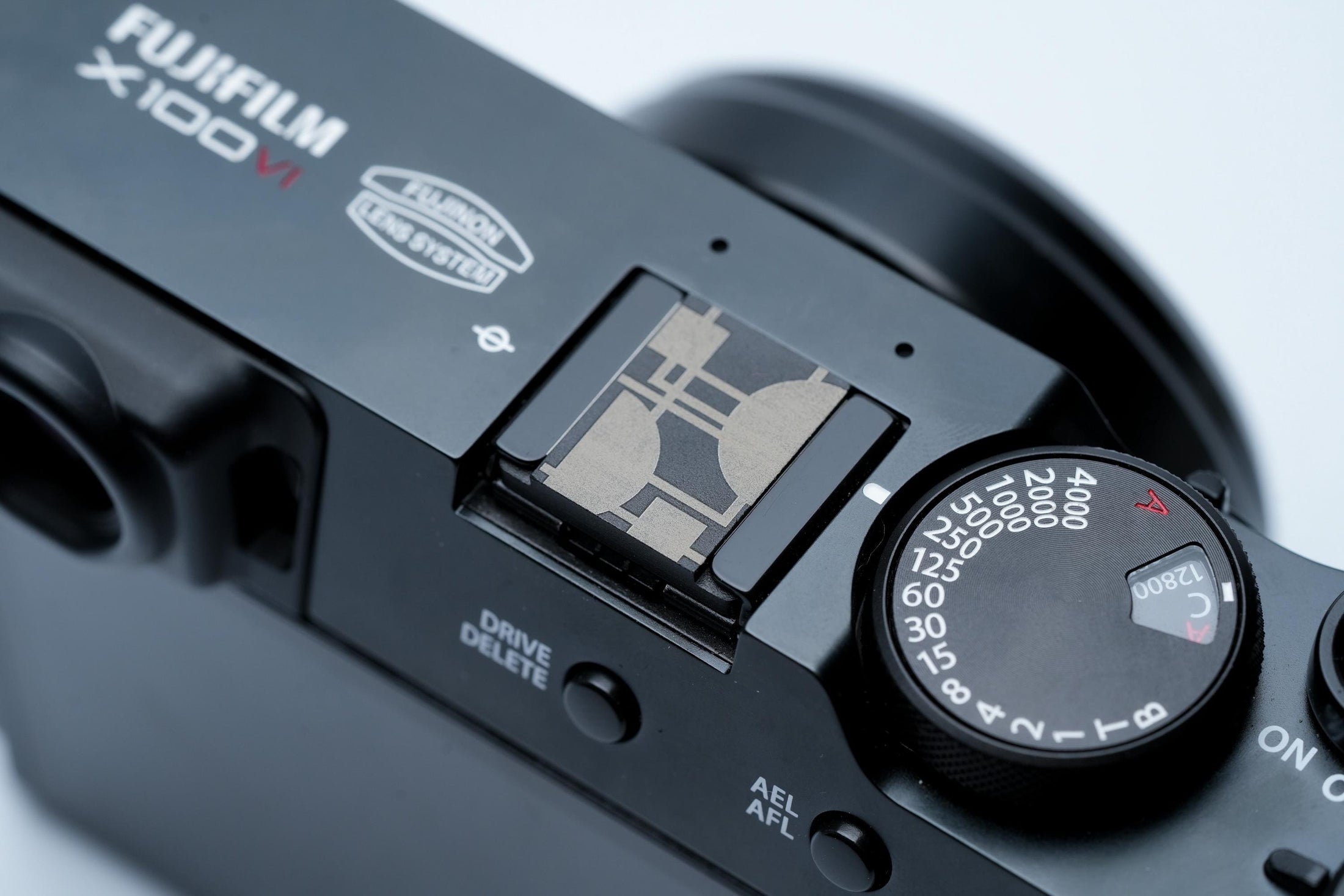 Bauhaus flitsschoendeksel – gelaserd aluminium – zwart gecoat – abstract blokkenpatroon