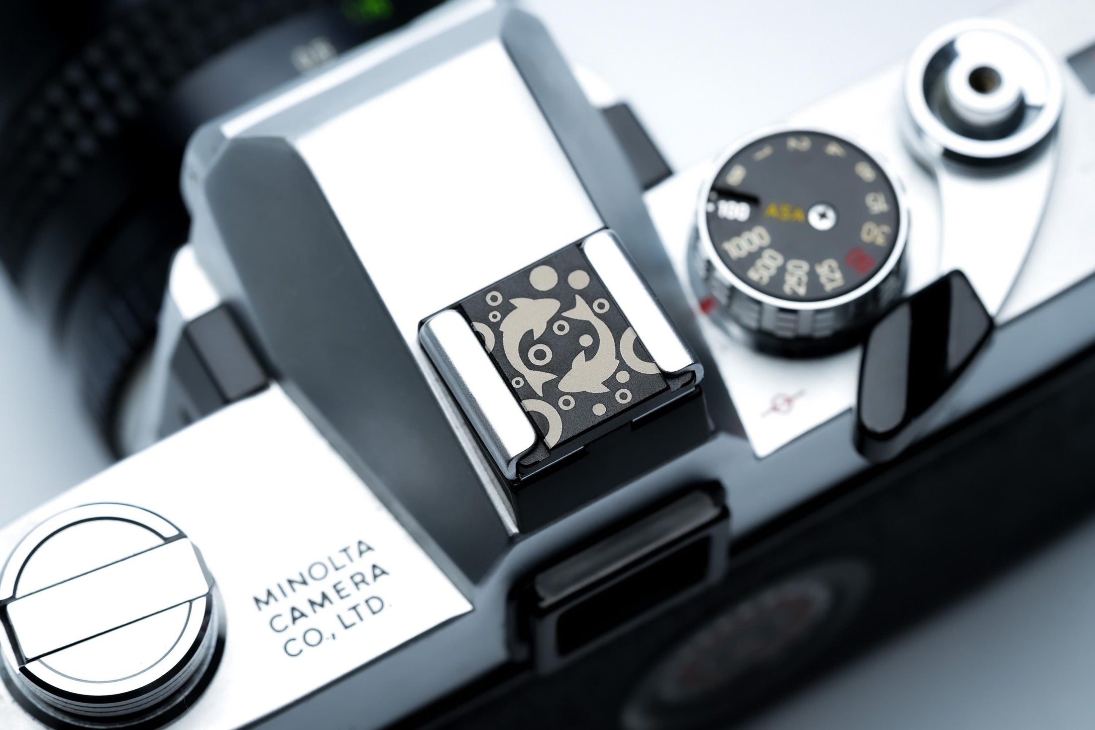 Hotshoe cover Vissen sterrenbeeld – Pisces symbool in zwart aluminium – horoscoopaccessoire voor Fujifilm X100VI, Sony, Canon by Unseend