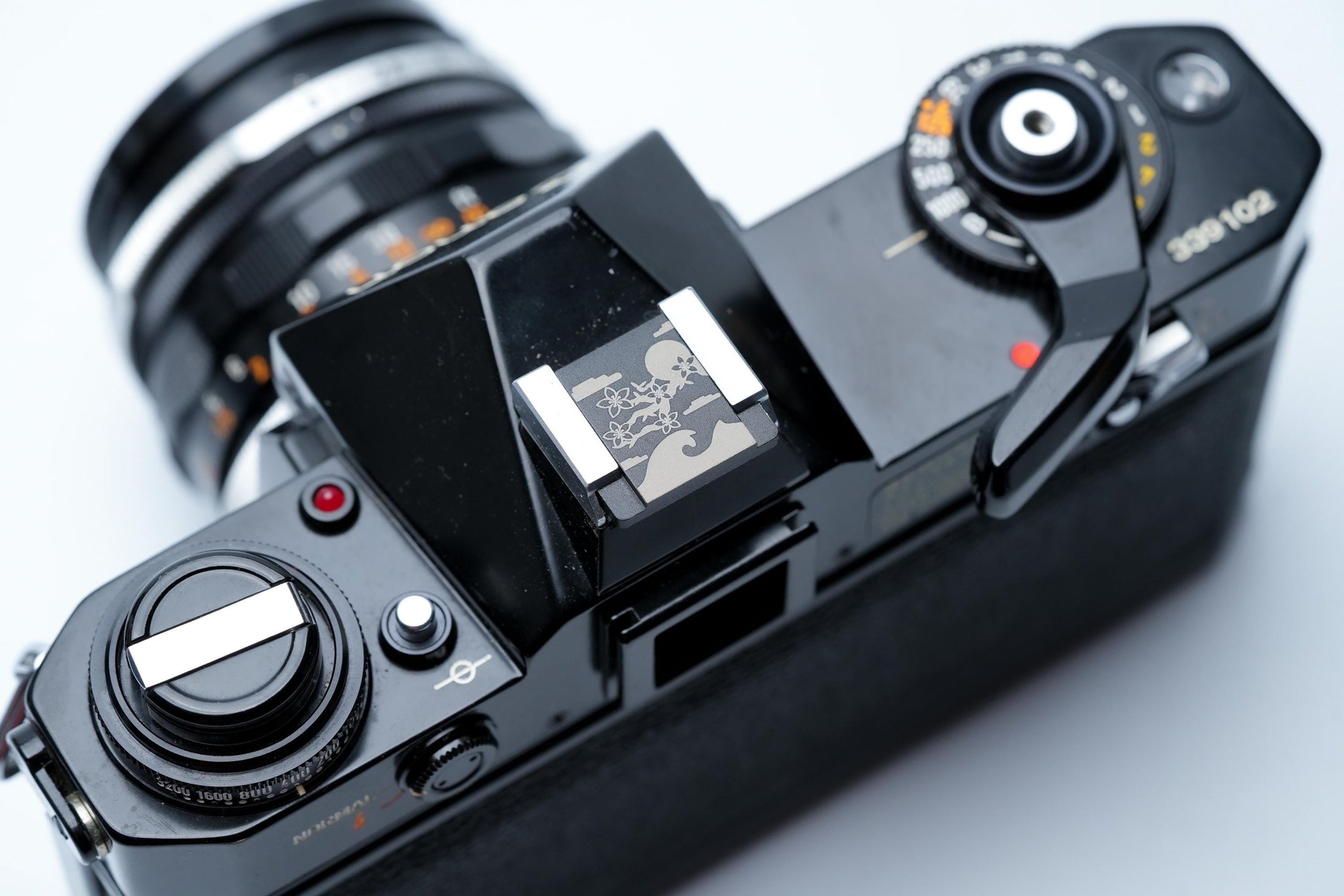 Flitsschoendeksel – Blossom flowers design – gelaserd aluminium – zwart gecoat – golven & kersenbloesem