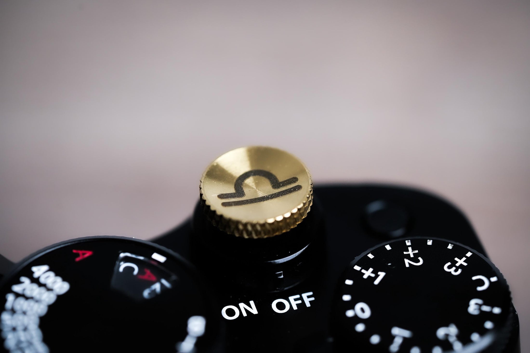 Ontspanknop sterrenbeeld Weegschaal – Libra symbool – licht messing – gelaserd & handgemaakt