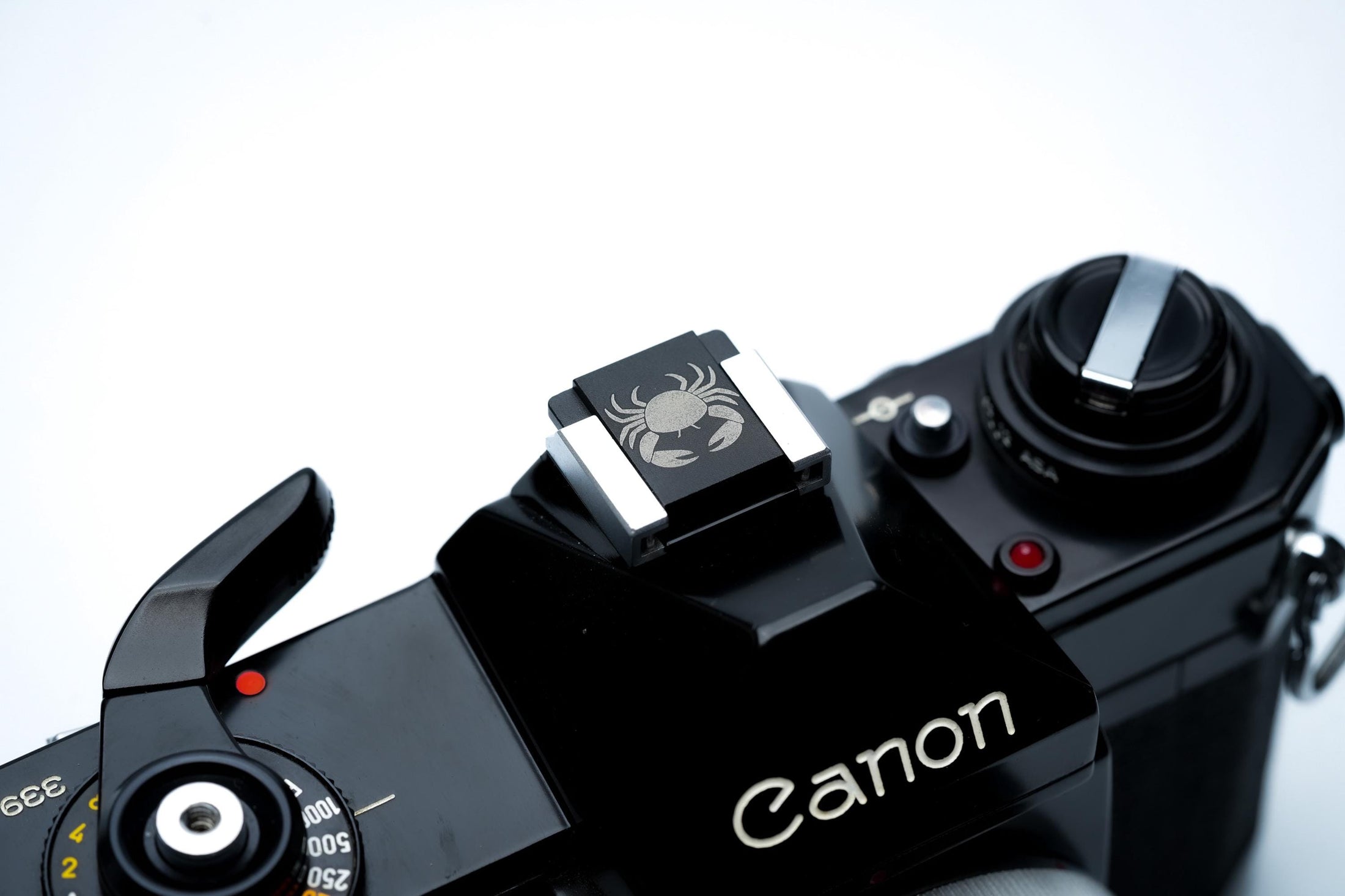 Hotshoe cover krabdesign – zwart aluminium – compatibel met Fujifilm X100VI & Leica M by Unseend