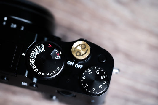 Ontspanknop sterrenbeeld Kreeft – Cancer symbool – licht messing – gelaserd & handgemaakt