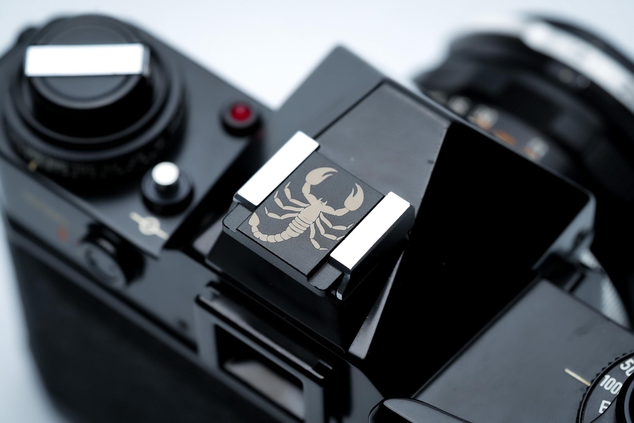 Hotshoe cover Schorpioen sterrenbeeld – gegraveerd zwart aluminium flitsschoen accessoire – voor Fujifilm X100VI, Canon, Nikon, Sony & meer